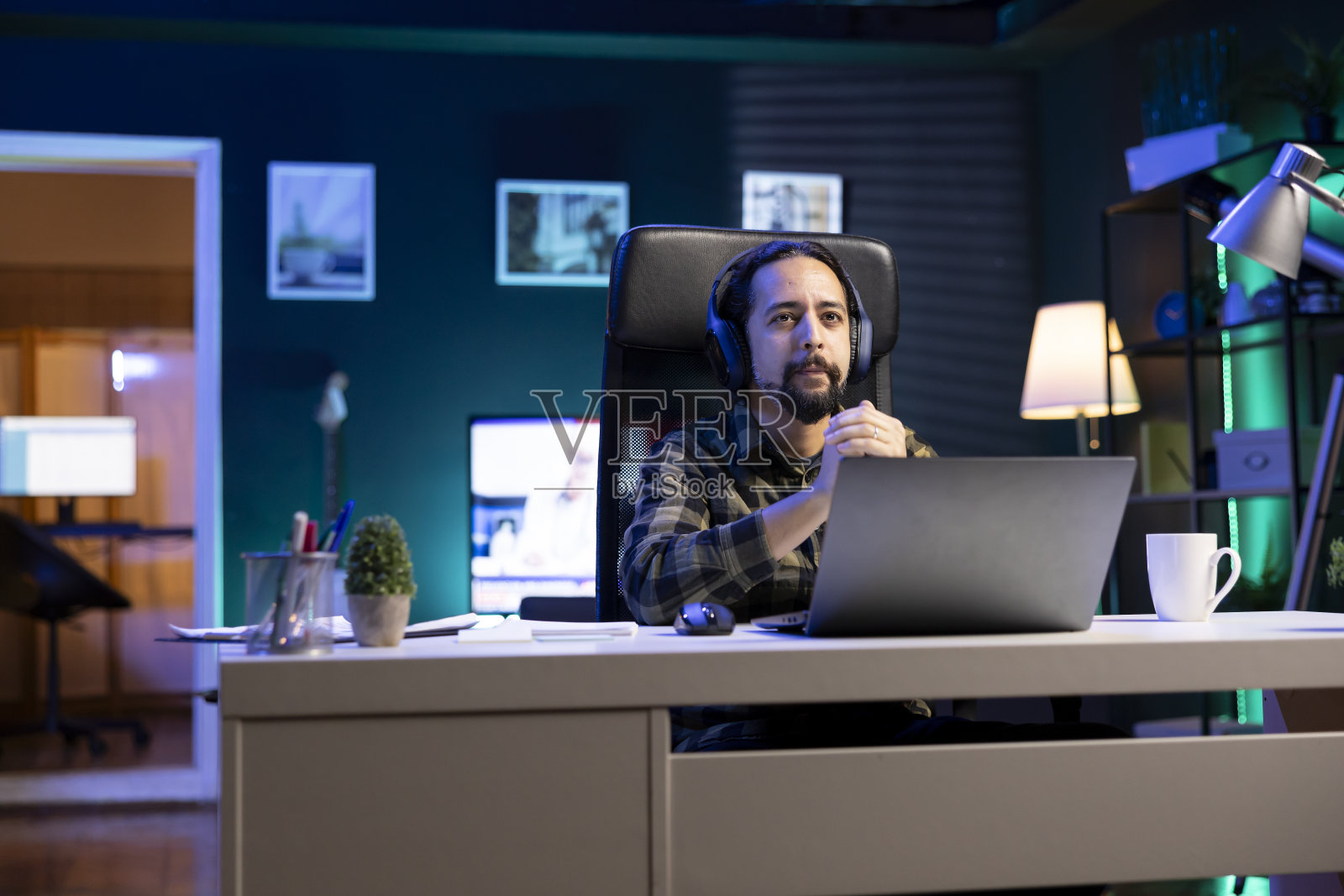 学生使用笔记本电脑和耳机照片摄影图片