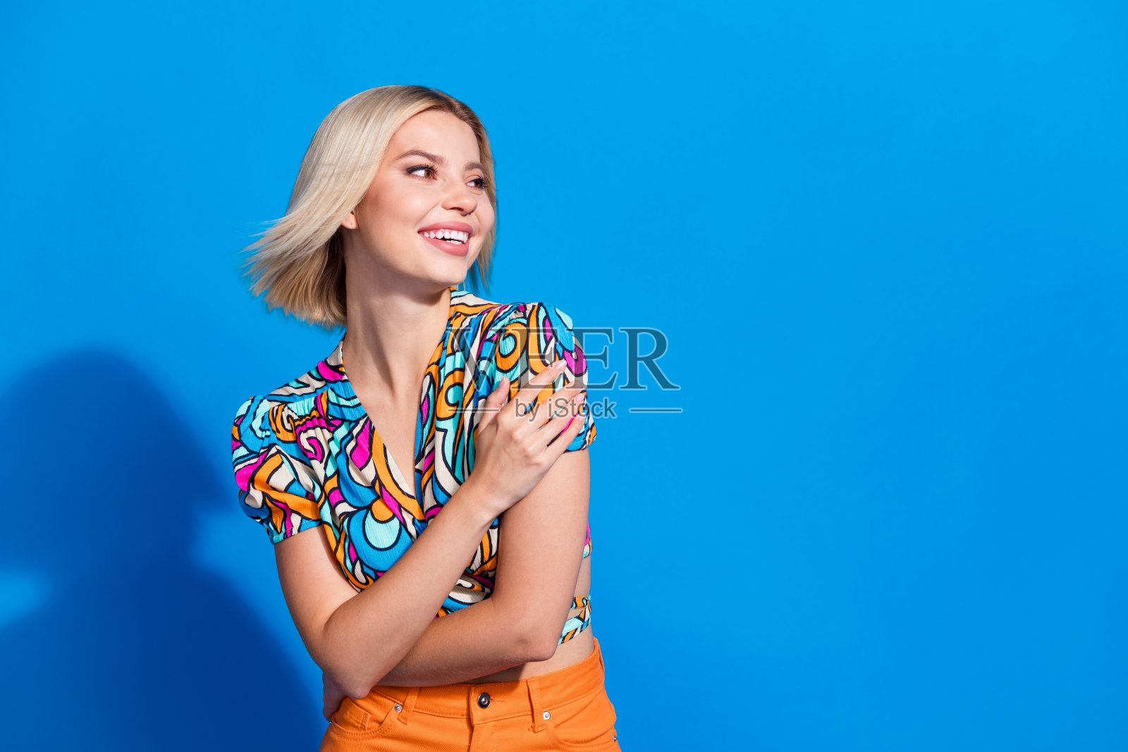 可爱的和平的人的照片手臂触摸肩膀看空空间的灵感孤立在蓝色的背景照片摄影图片