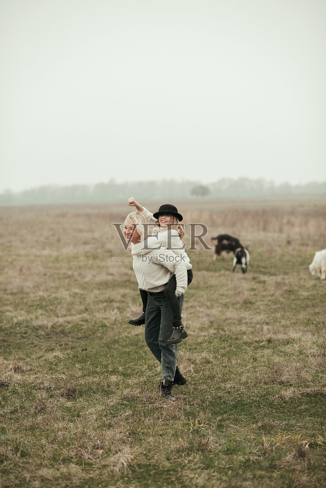 妈妈和女儿在农场玩得很开心照片摄影图片