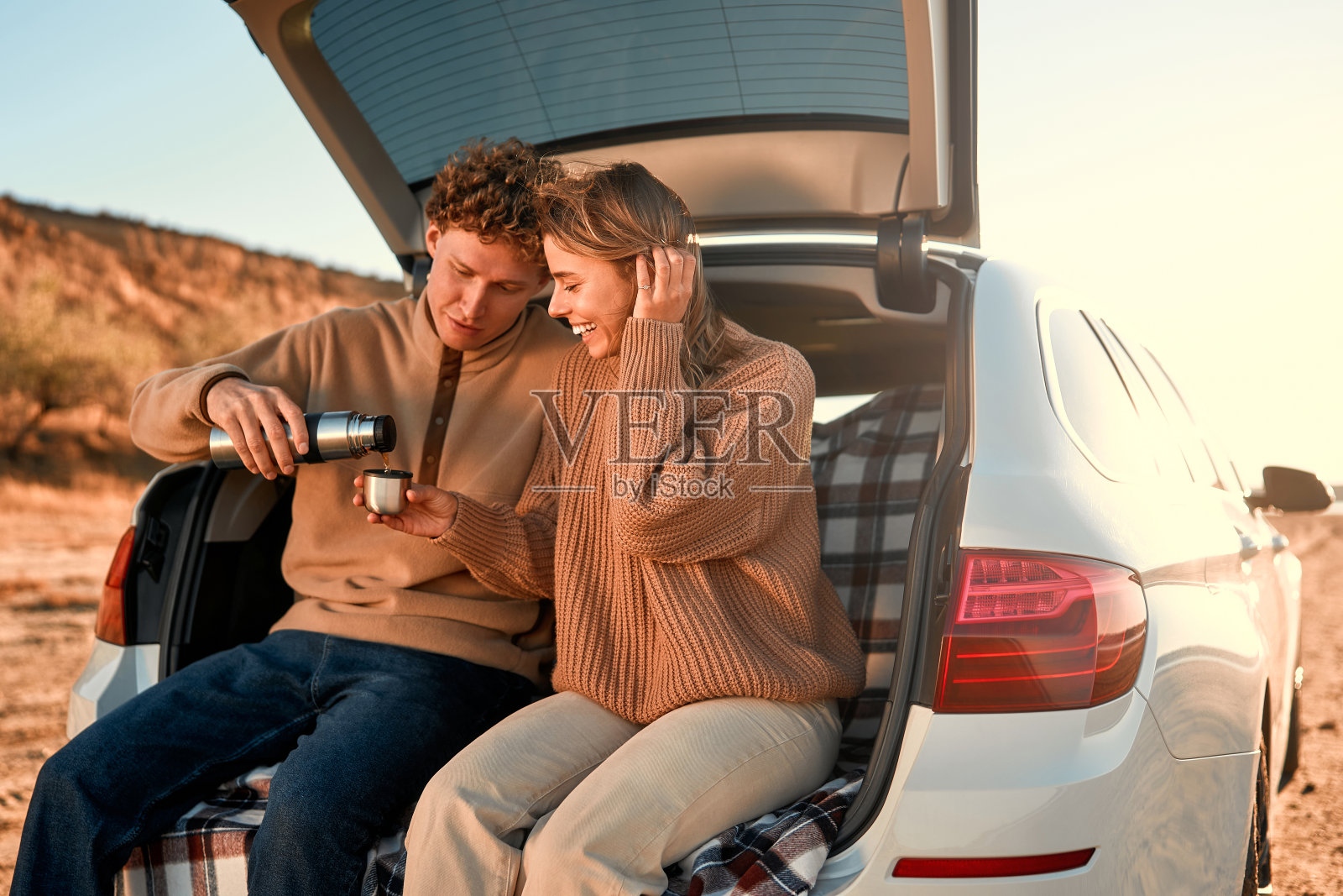 一家人在周末放松照片摄影图片