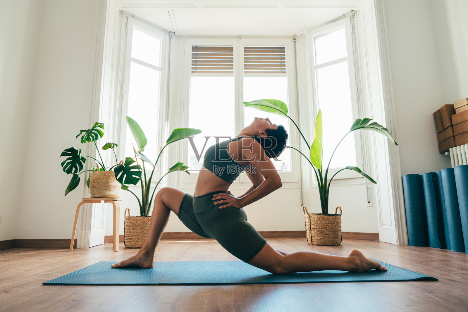 美丽的运动女孩做瑜伽训练照片摄影图片