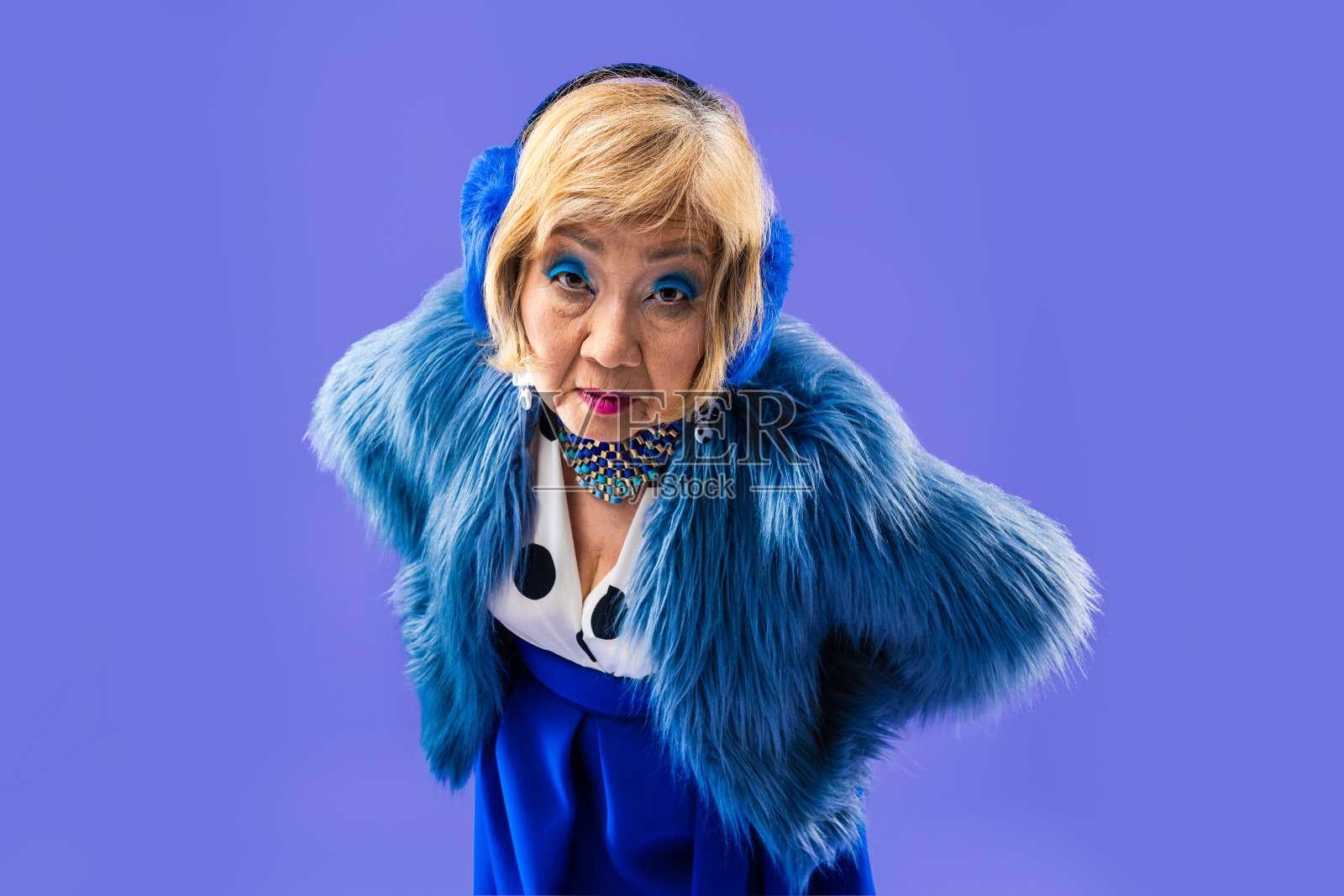 快乐和有趣的资深老太太在彩色背景照片摄影图片