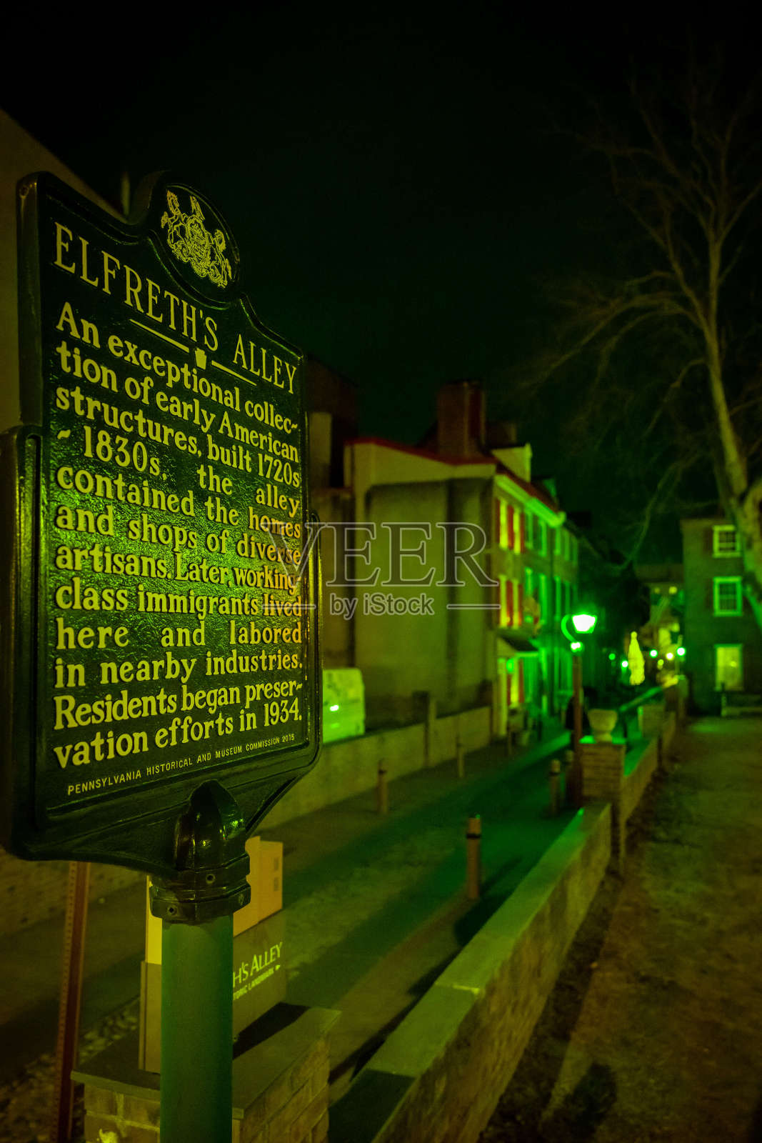 绿街灯下的费城埃尔弗里斯巷照片摄影图片