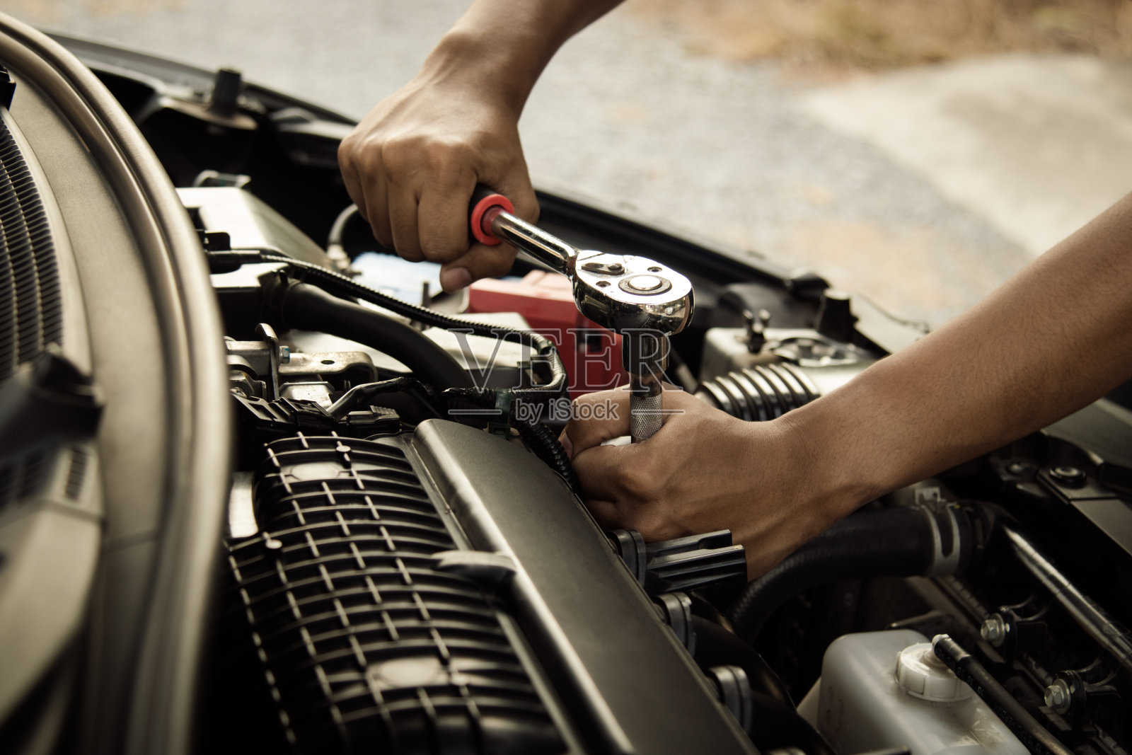 机械师打开汽车引擎盖检查汽车，在家修理汽车，修理和服务照片摄影图片