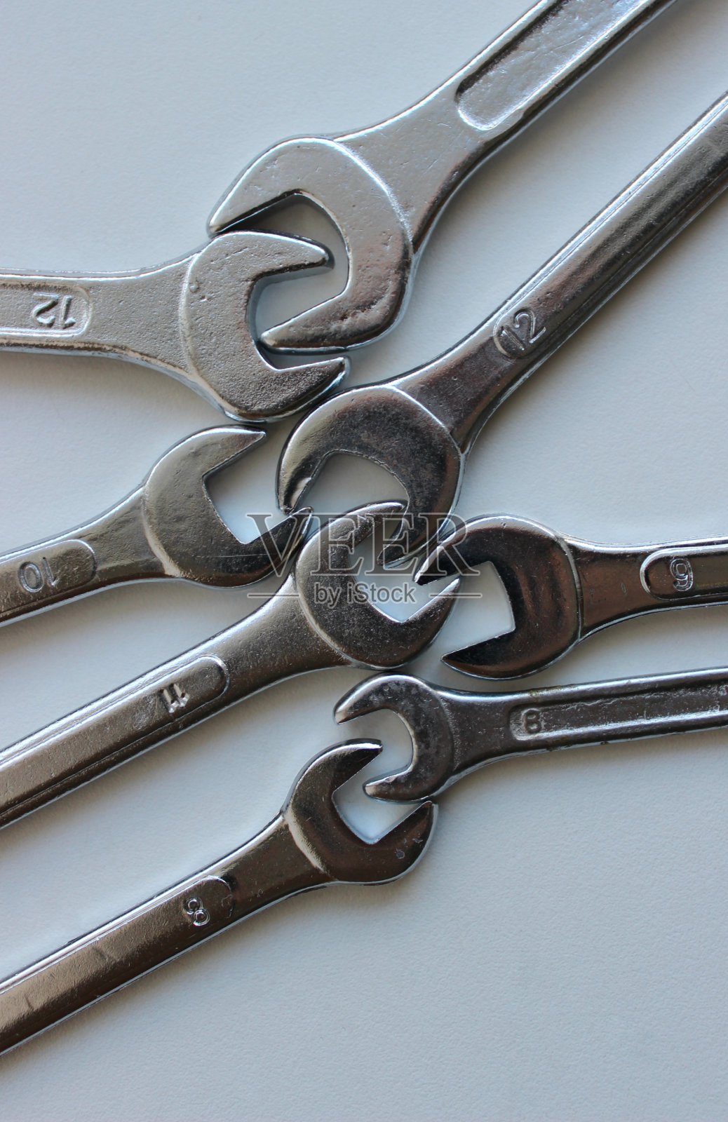 工作合作理念。闪亮的铬六角扳手连接一个与一个垂直库存照片照片摄影图片