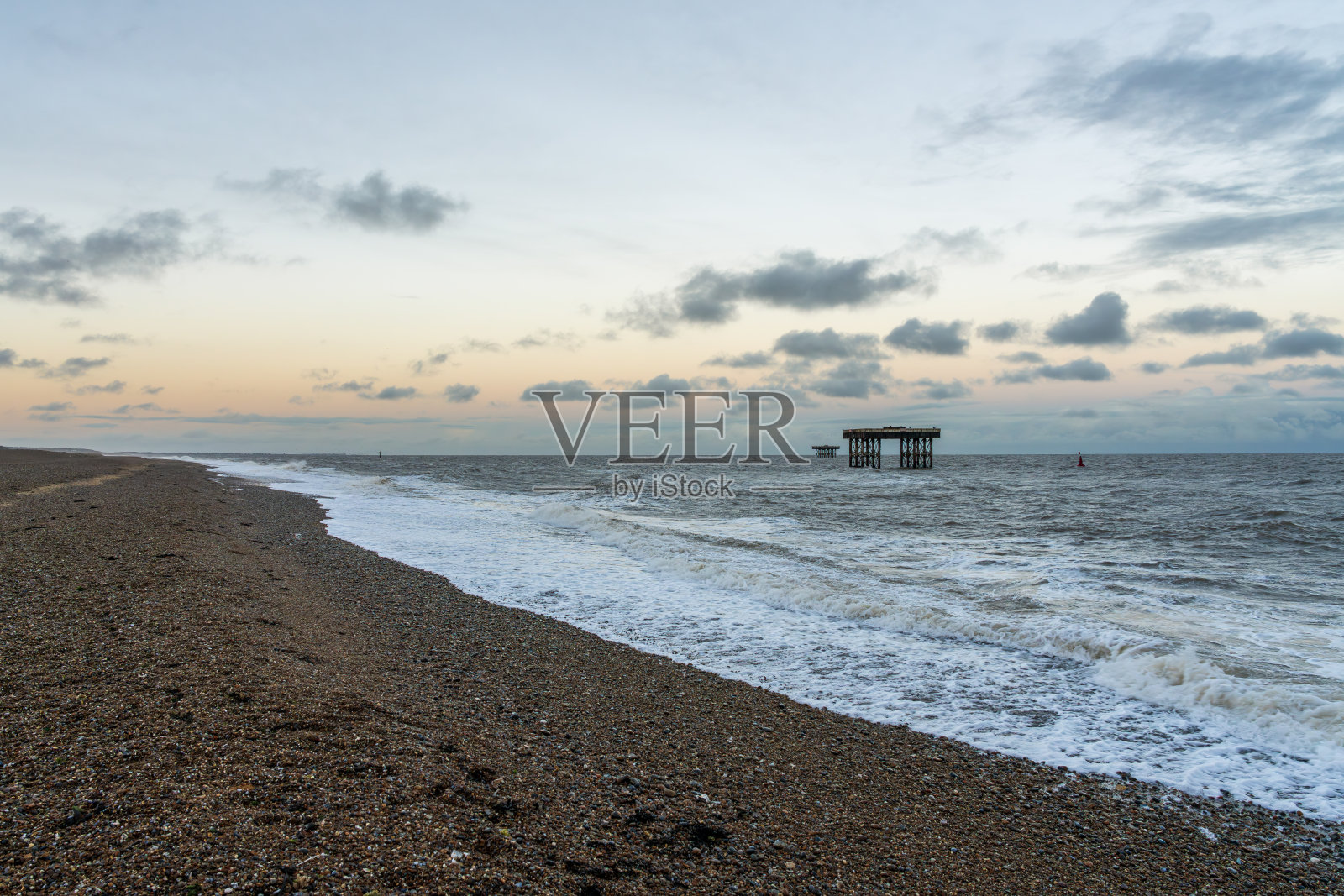 英国英格兰萨福克郡Sizewell的海滩和海上平台照片摄影图片