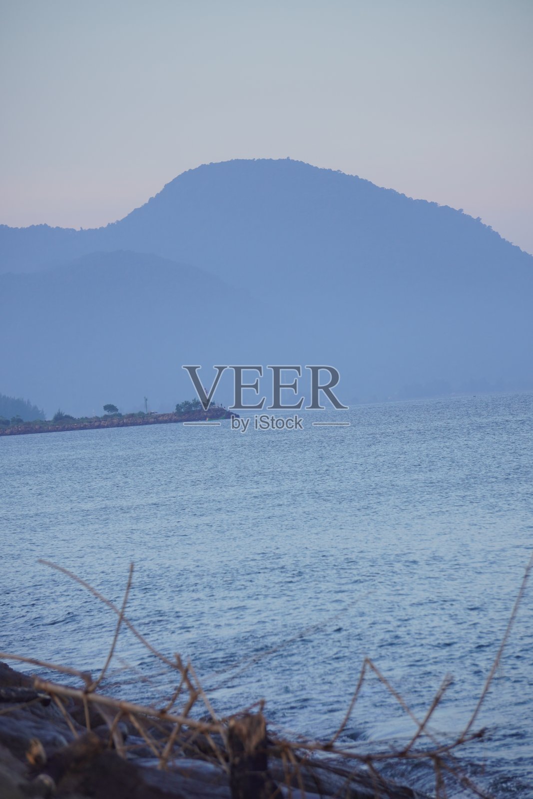 海边的宁静。有山和干竹林的海岸景观照片摄影图片