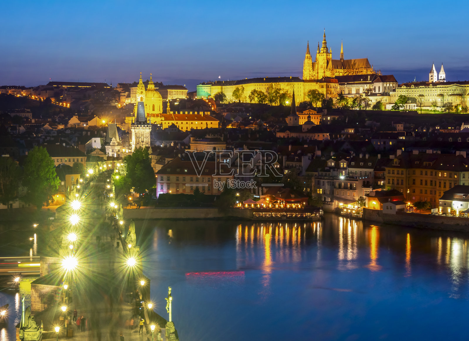 布拉格的城市景观，伏尔塔瓦河上的查理大桥和马拉斯特拉纳的夜晚，捷克共和国照片摄影图片