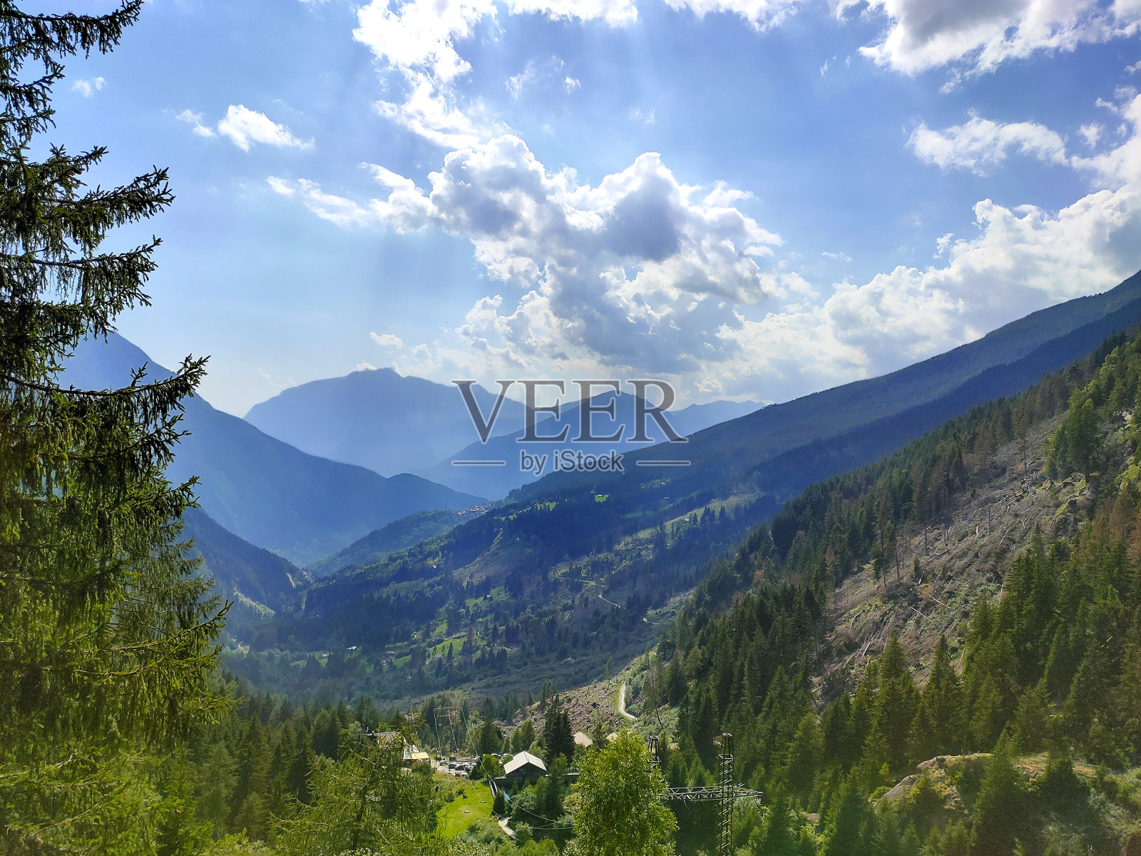 阿尔卑斯山有晴朗的天空和一些云照片摄影图片