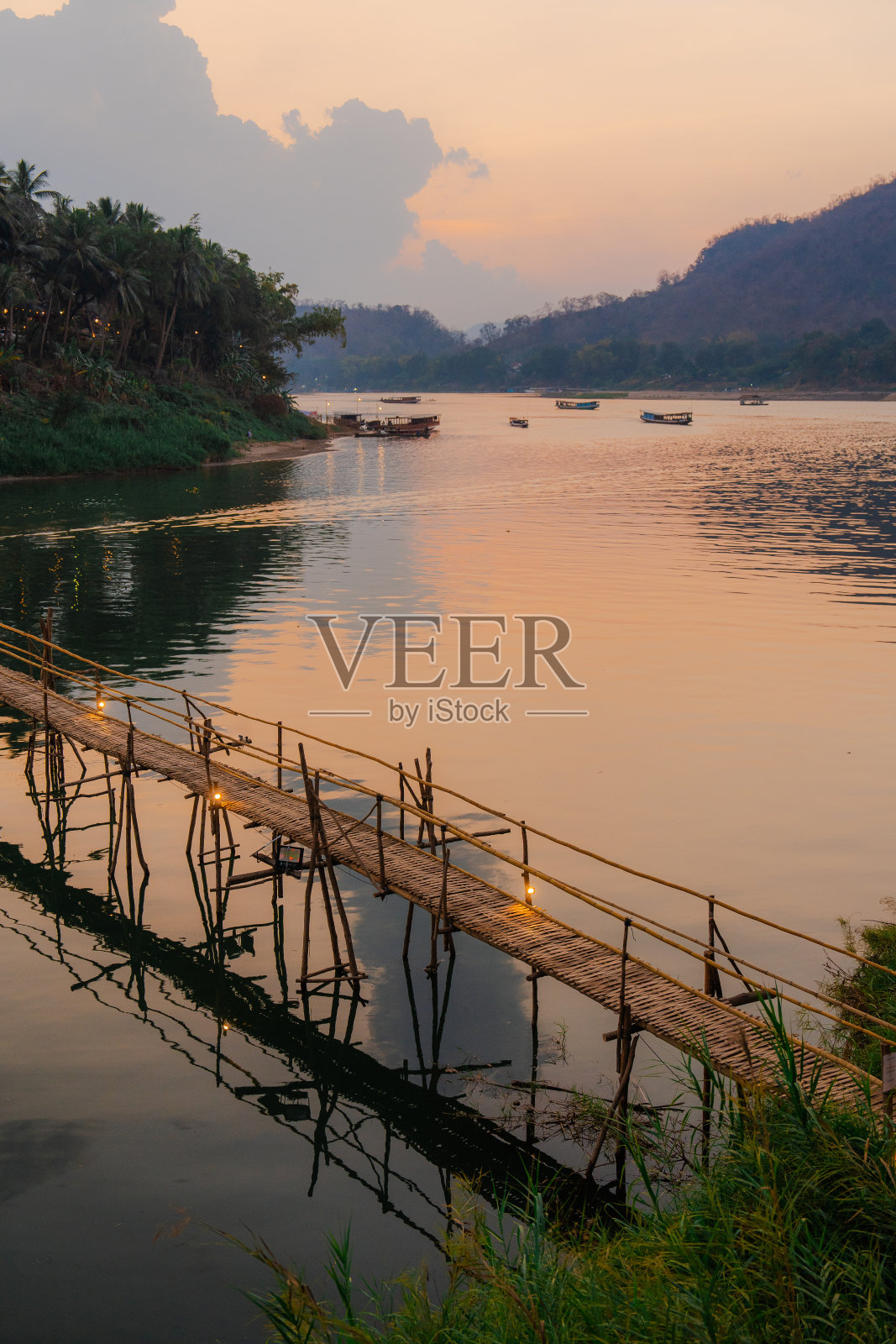 琅勃拉邦河上的竹桥照片摄影图片