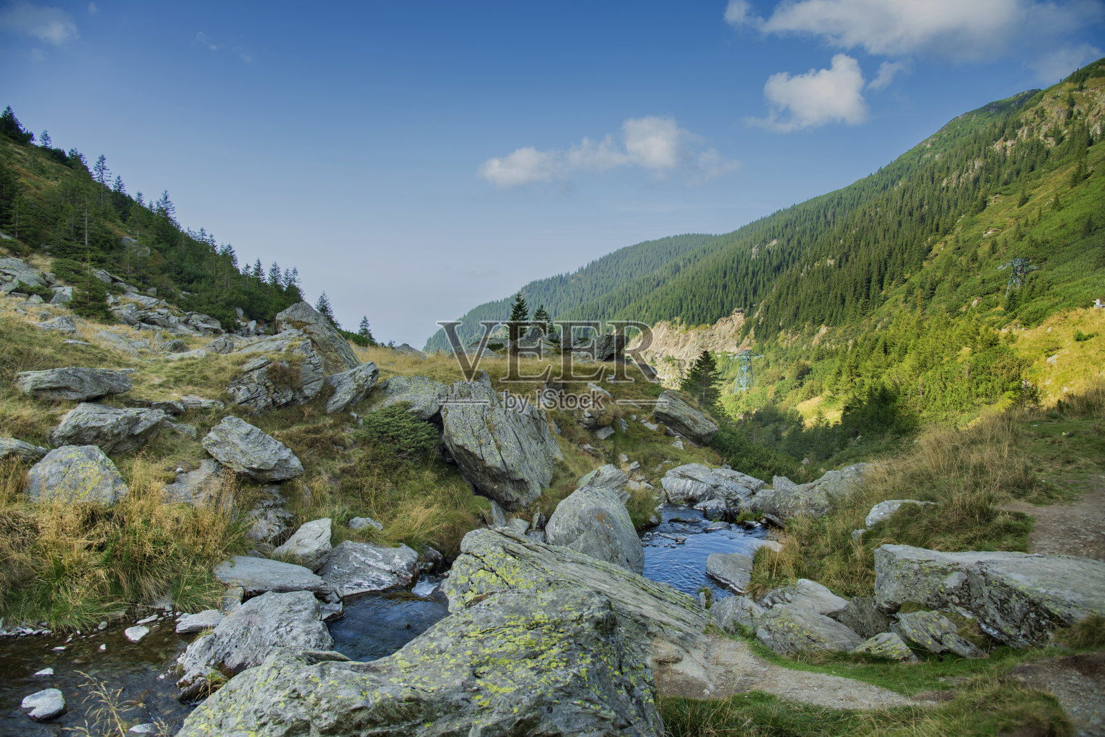 罗马尼亚法加拉斯山脉九月的风景。从巴利亚湖附近的徒步小径和transagarasan路的景色照片摄影图片
