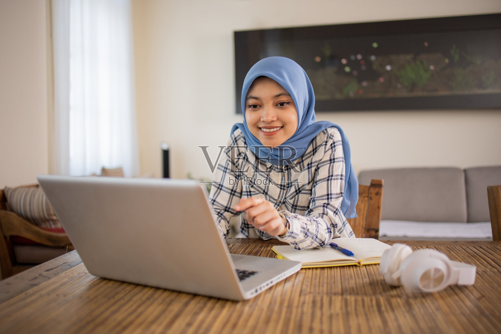 年轻女子在家学习照片摄影图片