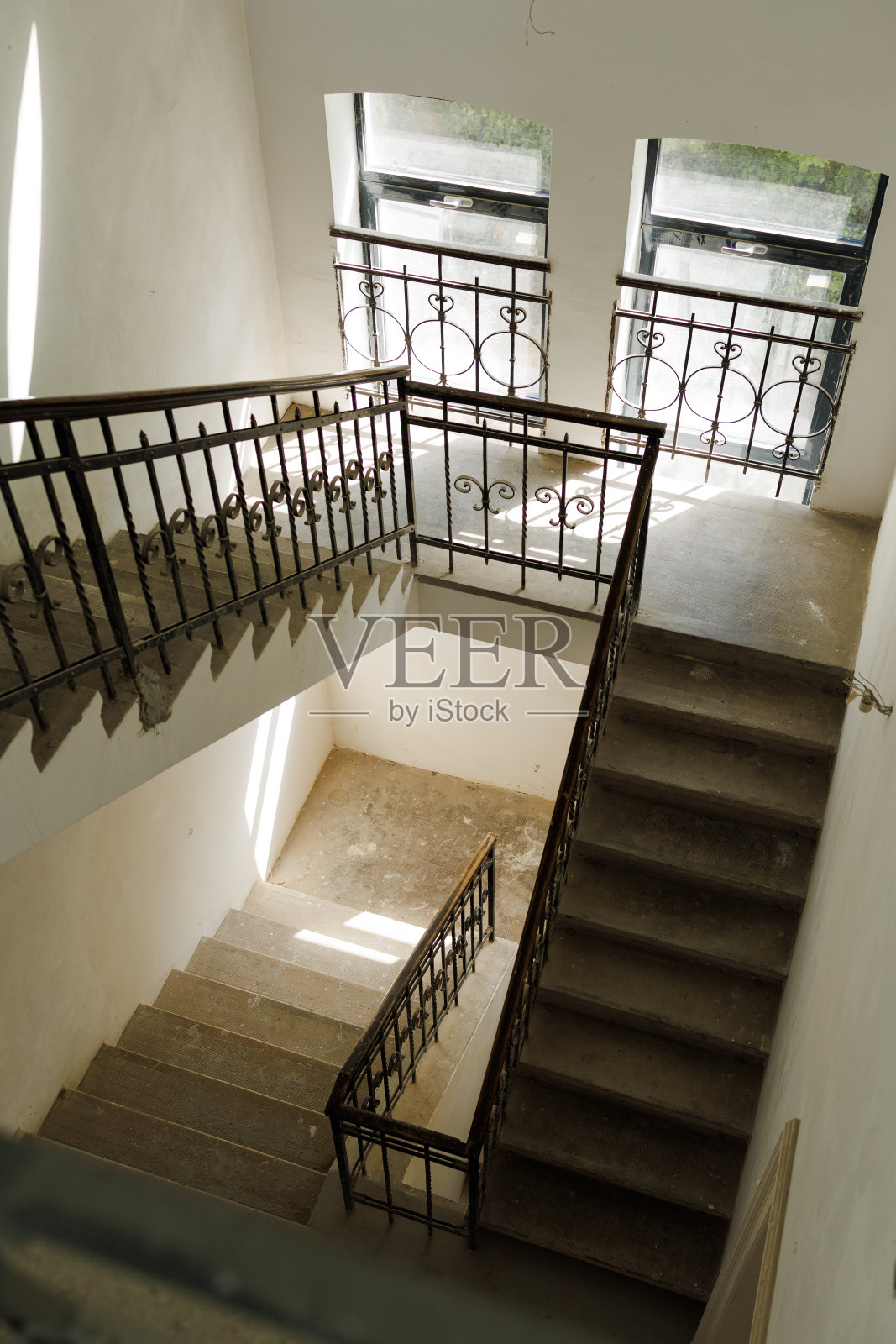 豪华老房子的内部楼梯。大修阶段:大修阶段照片摄影图片