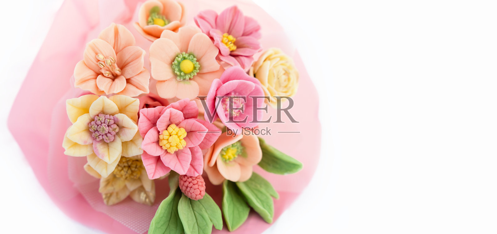 巧克力花束的白色比利时巧克力形状的花朵。特写镜头。副本的空间。照片摄影图片