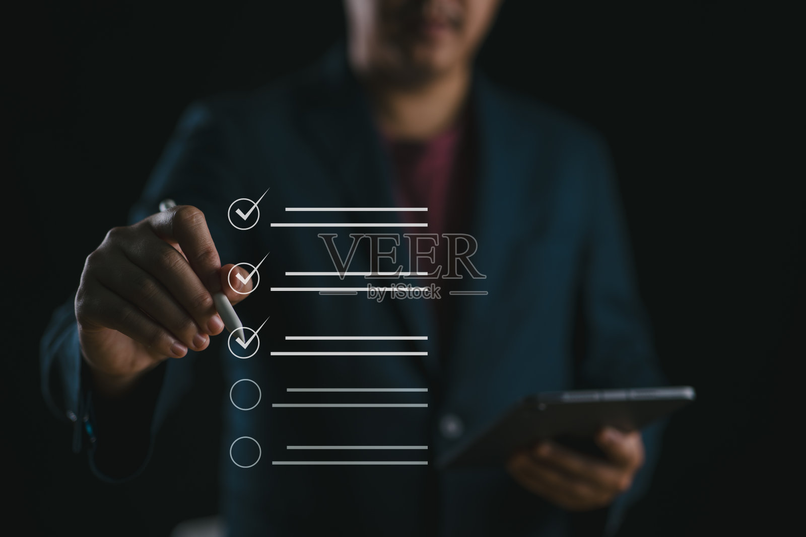 文件管理系统DMS。问卷，评估表格，检查表和剪贴板任务管理。在笔记本电脑上工作的商人的生产力清单和填写调查。照片摄影图片