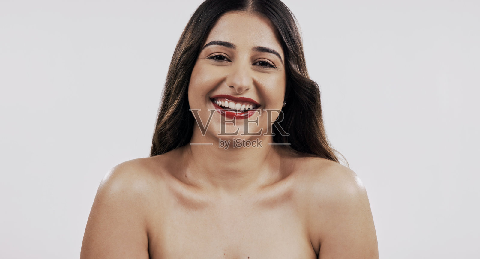 快乐的女人，肖像和化妆美容或护肤在灰色的工作室背景。有吸引力的年轻女性的脸或模特微笑与化妆品光泽，颜色或质感的模型空间照片摄影图片