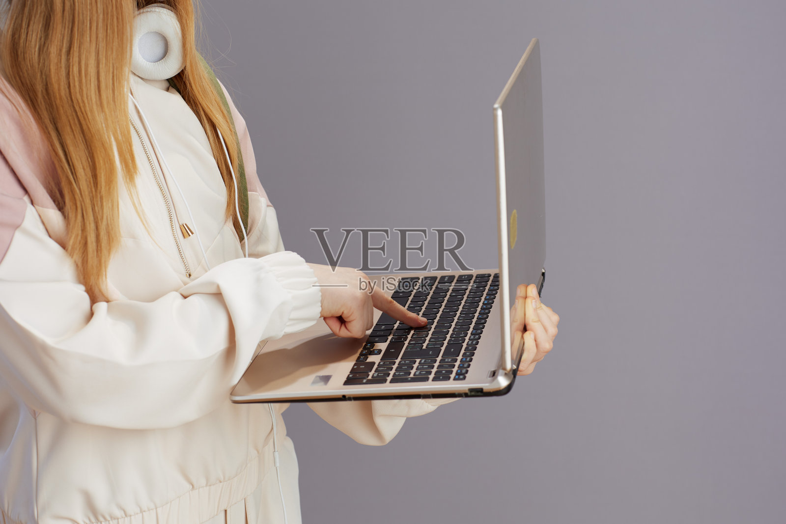 少女使用笔记本电脑的特写照片摄影图片