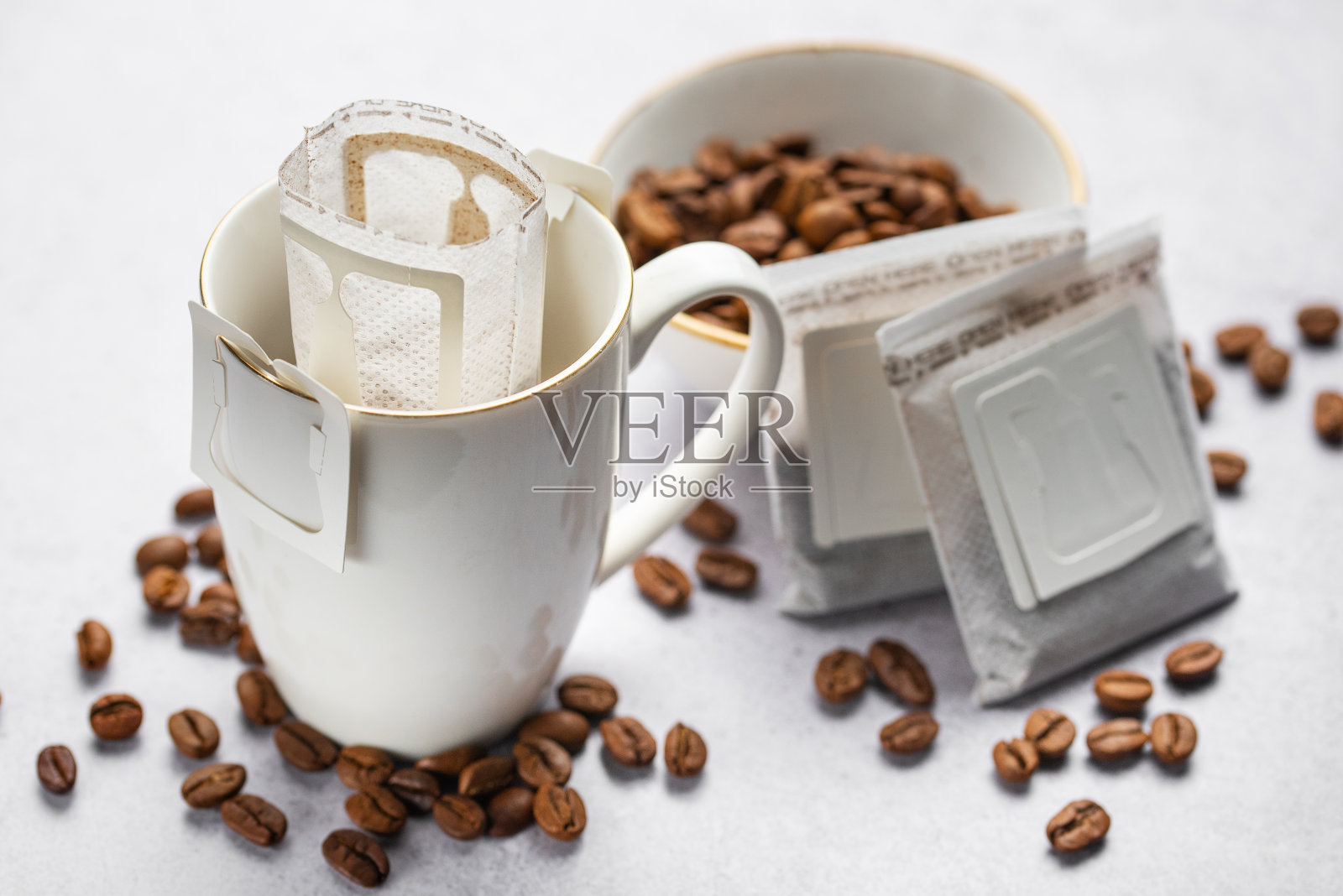 滴咖啡袋与咖啡粉在杯照片摄影图片