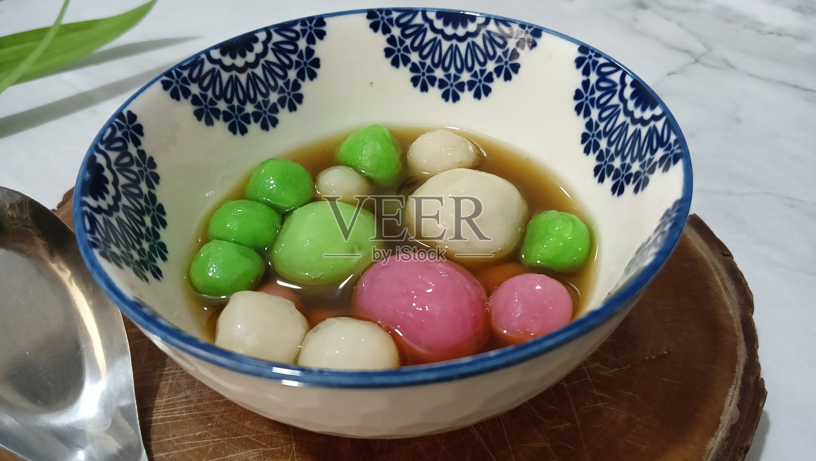 Wedang ronde或ronde jahe。这是一种典型的印尼小吃，由五颜六色的糯米粉球淋上姜汁制成。照片摄影图片