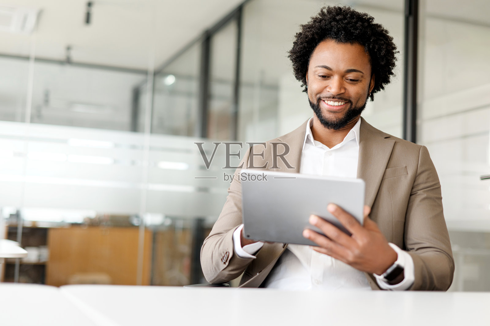 自信的非裔美国商人西装革履照片摄影图片