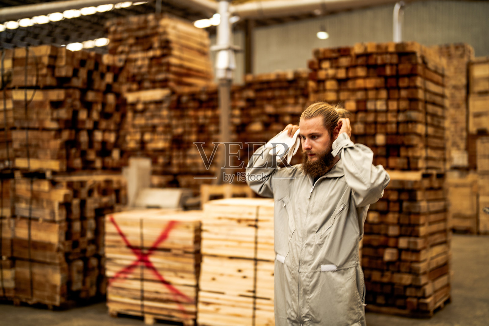 工人们穿着工作服，戴着手套，自信地站在机器前。智能产业工人运营理念。木材厂生产木颚。照片摄影图片