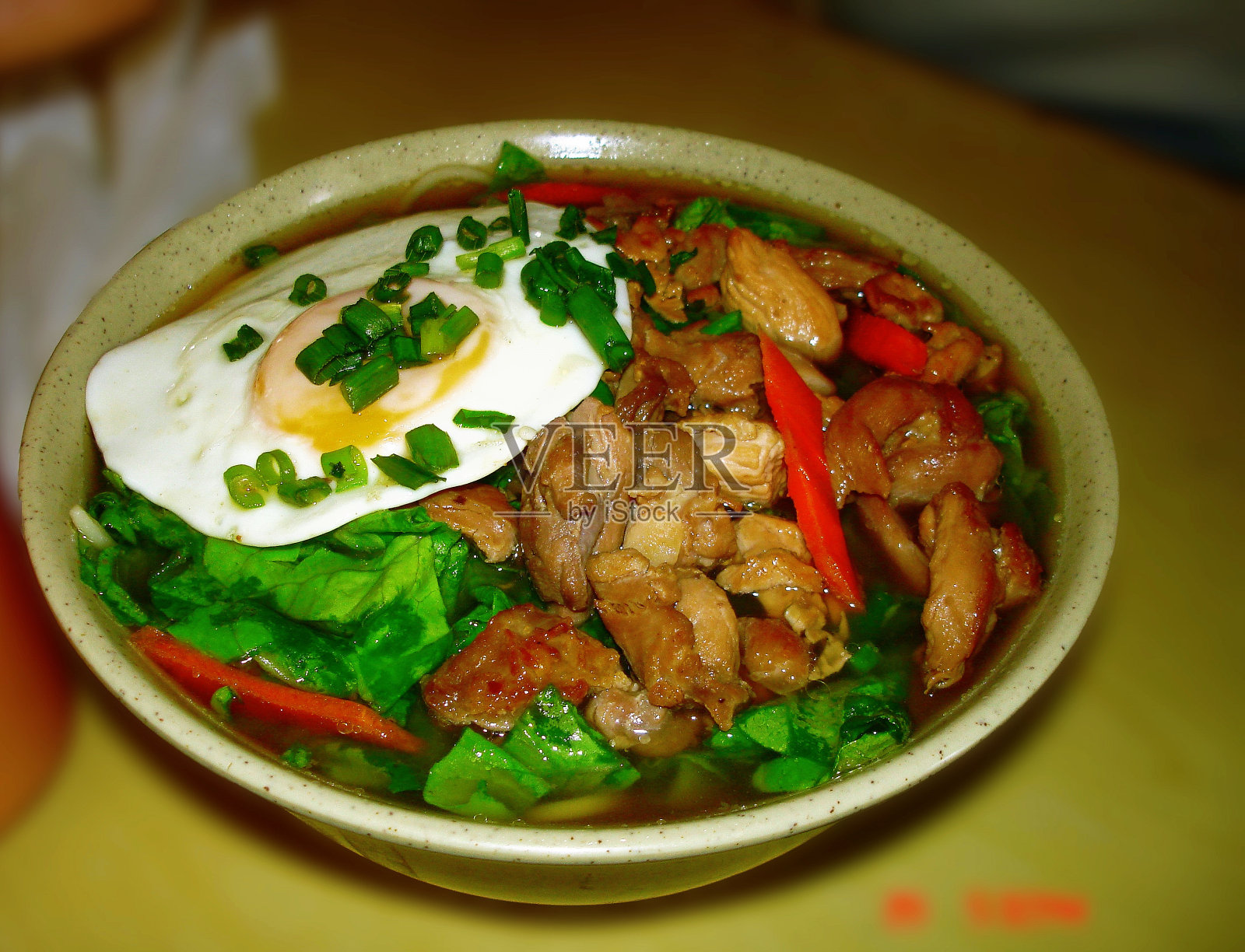 泰式辣牛肉蛋面。照片摄影图片