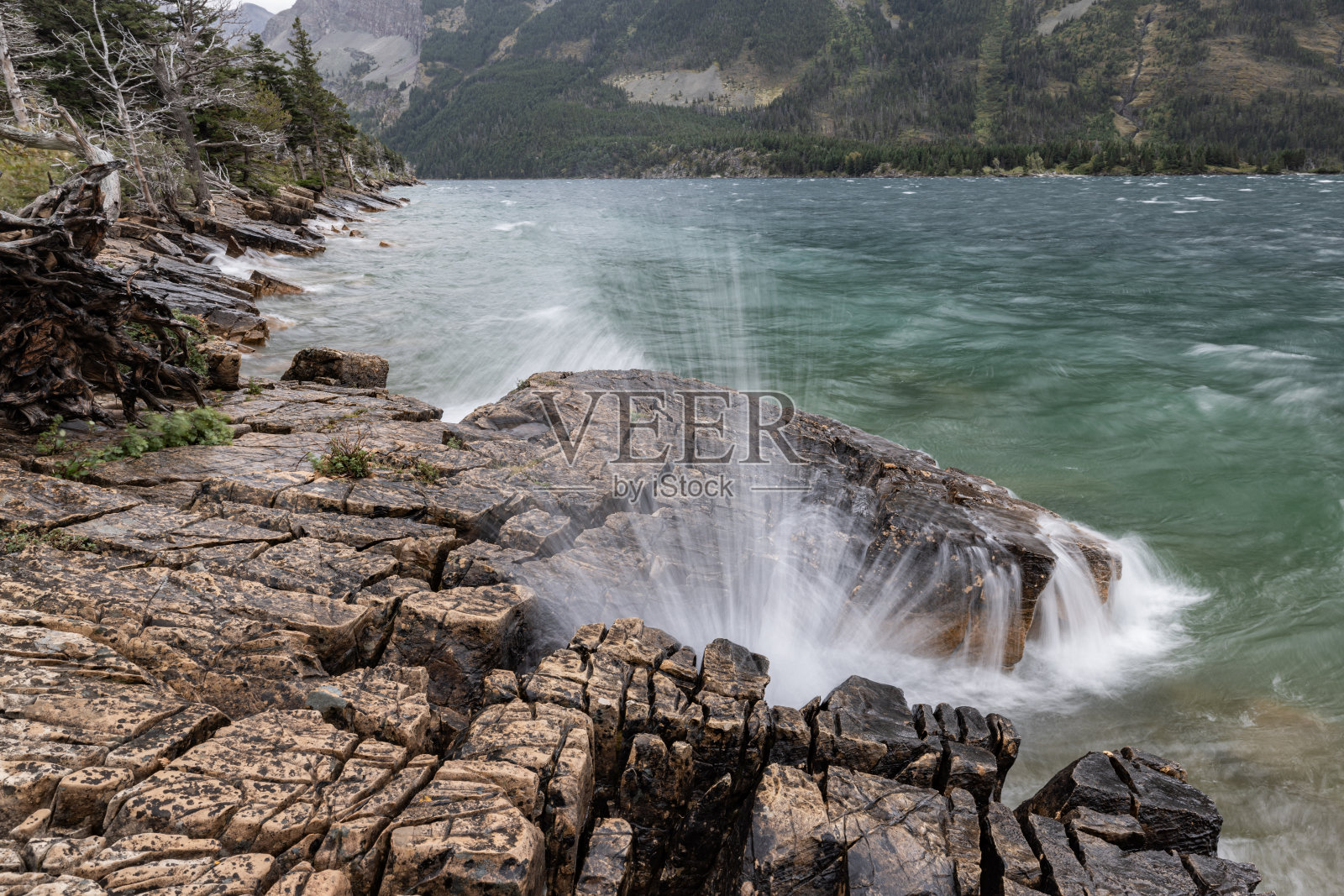 风暴中的圣玛丽湖，蒙大拿冰川国家公园照片摄影图片
