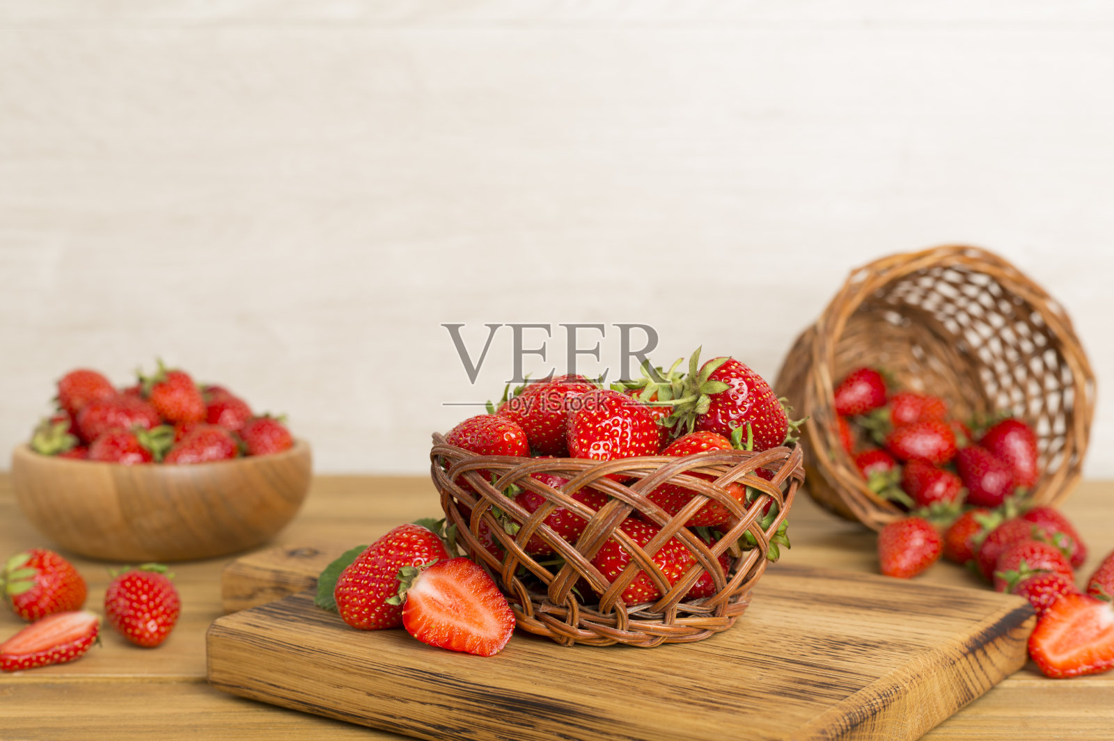 木桌上碗里的新鲜草莓照片摄影图片