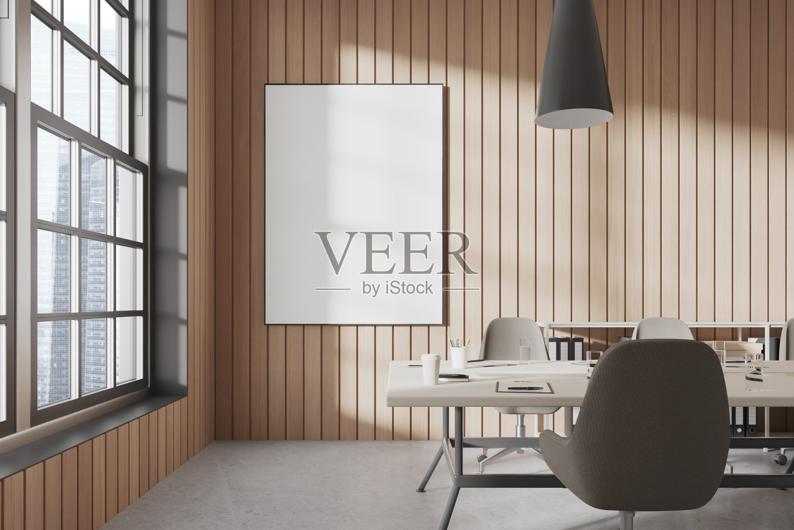 木制办公室会议室内部有桌子和座位，模拟框架照片摄影图片