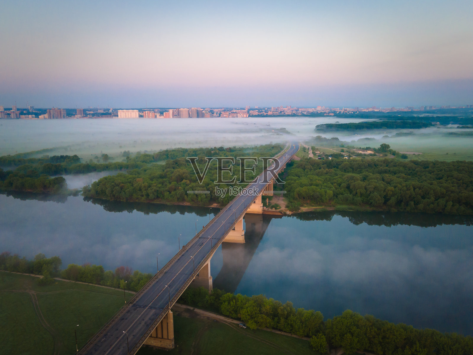 河上公路桥的鸟瞰图照片摄影图片