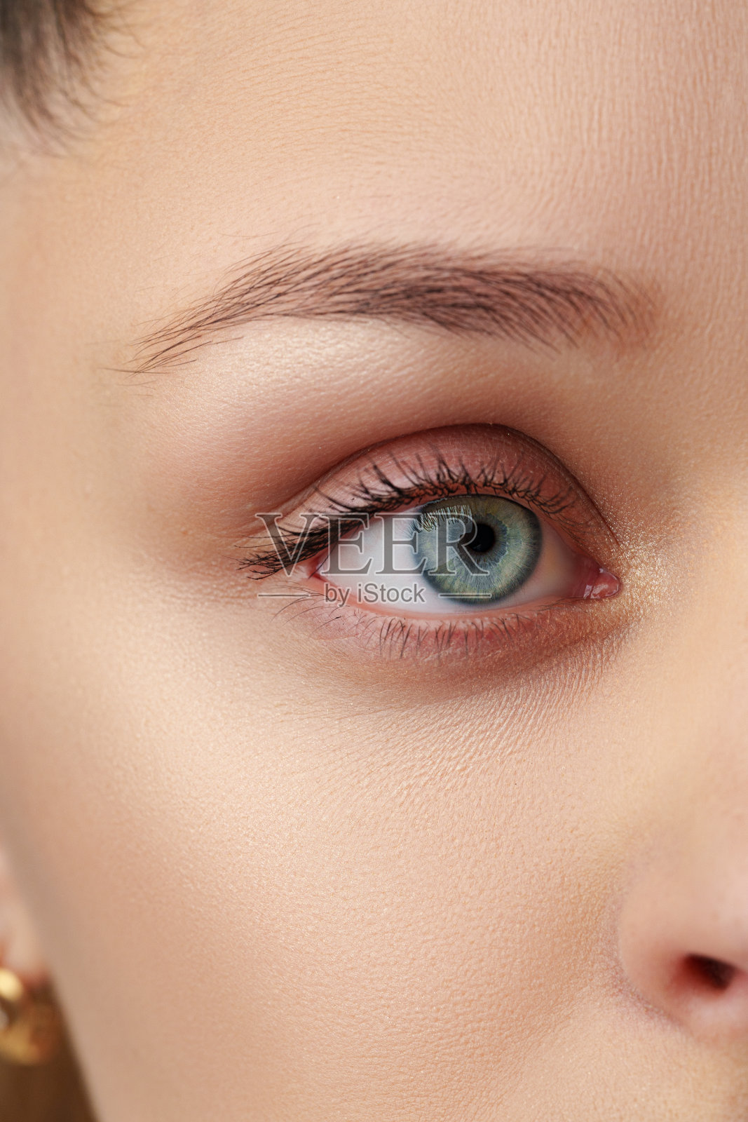 一个年轻女子的裸妆特写照片摄影图片