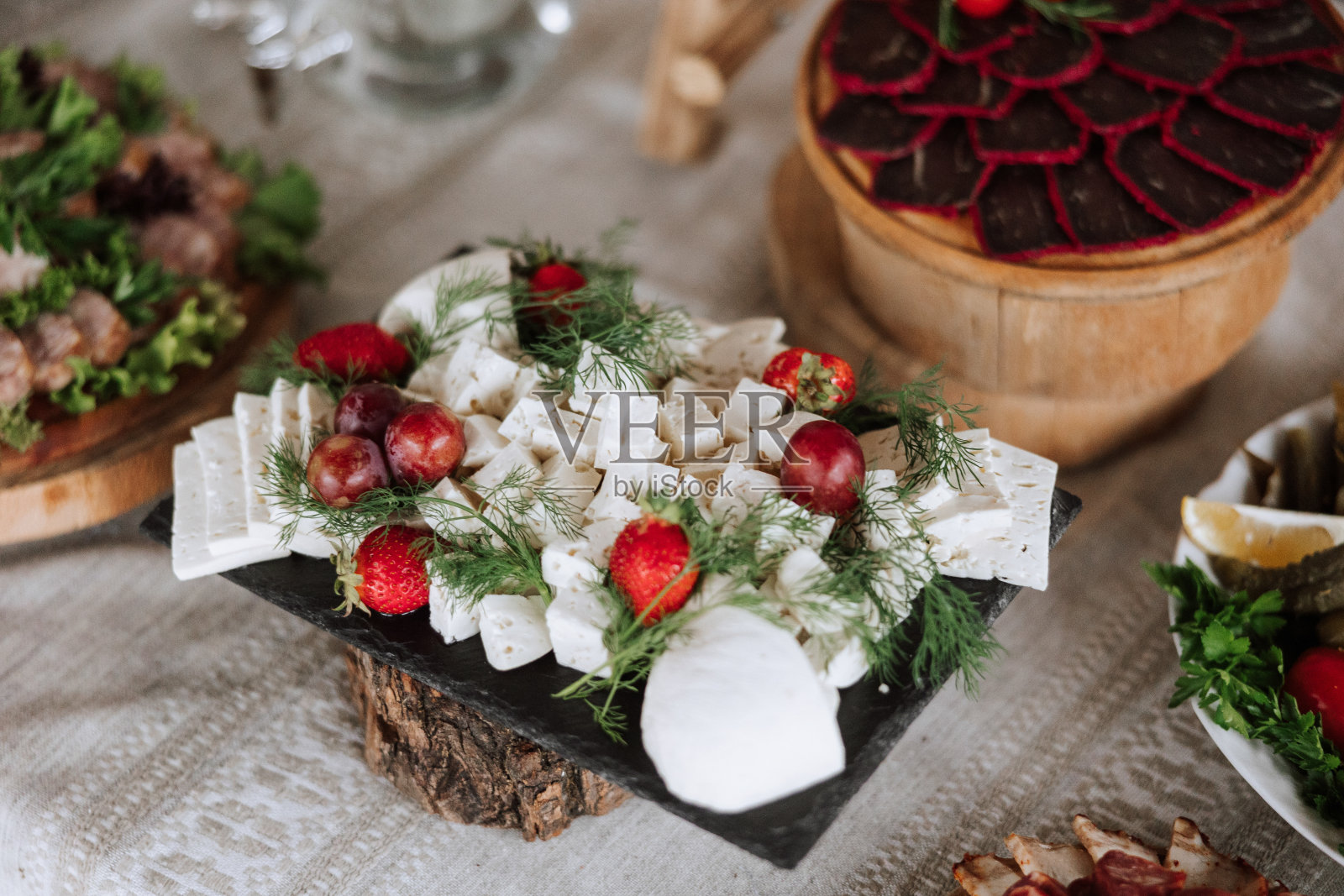 哥萨克表。宴会厅宴会厅宴会厅宴会厅宴会厅。自制的图样。猪肉里脊。美味的肉片。肉盘。美味的熏薄荷成分。白软干酪。照片摄影图片