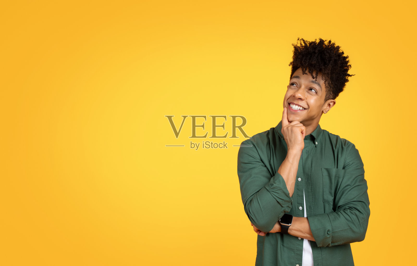 兴奋的年轻黑人在看复印空间照片摄影图片