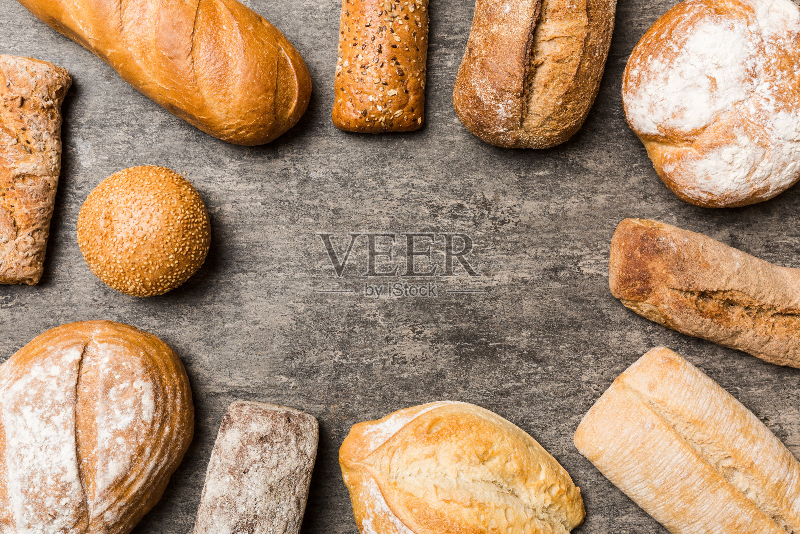 自制天然面包。不同种类的新鲜面包为背景，俯视图与复制空间照片摄影图片