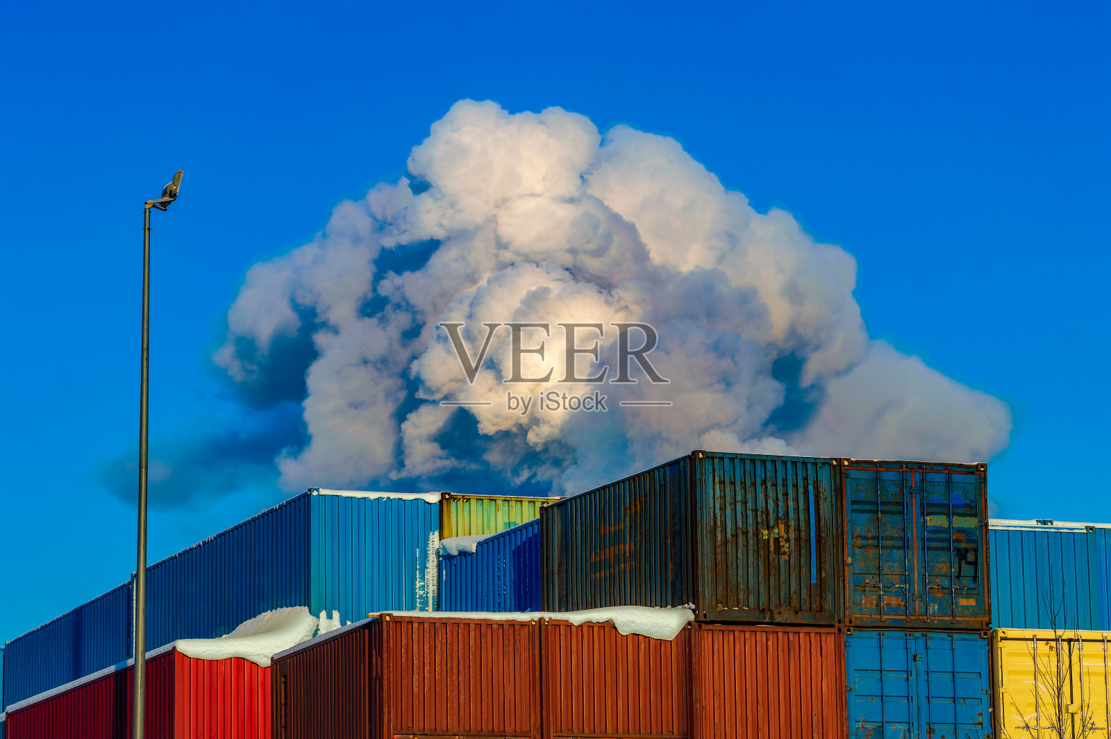 集装箱堆垛上升起的大片烟雾照片摄影图片