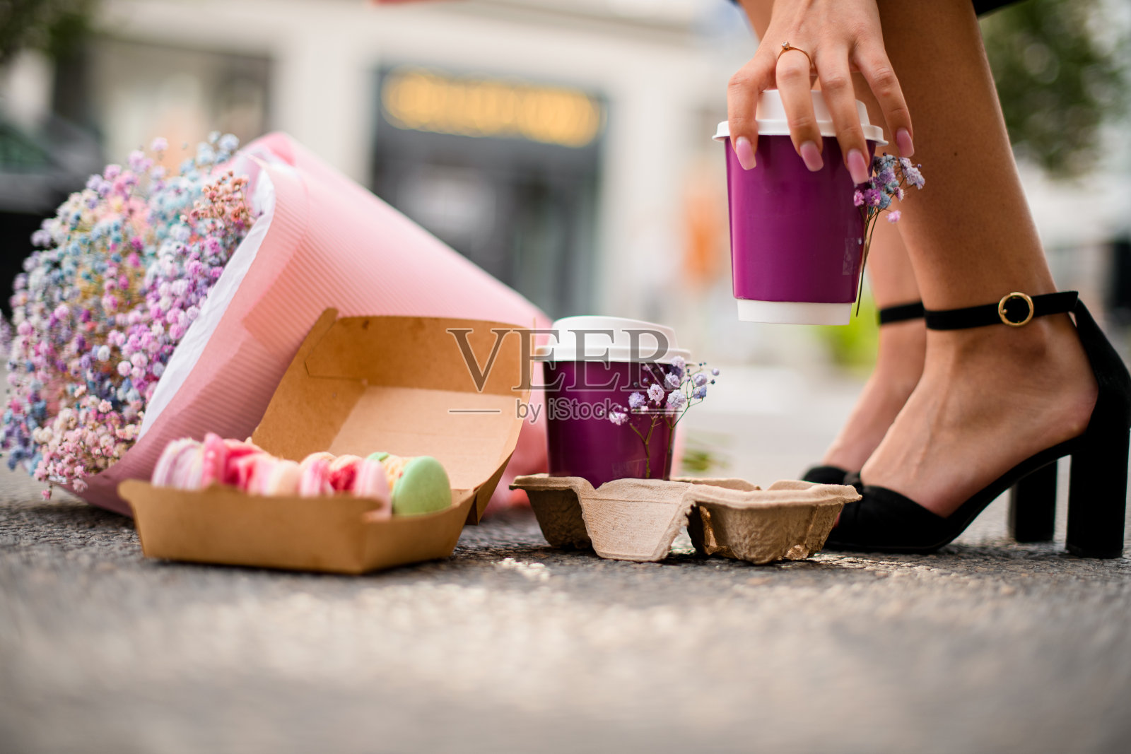 甜甜圈，咖啡，鲜花，高跟鞋。放纵与优雅的结合照片摄影图片