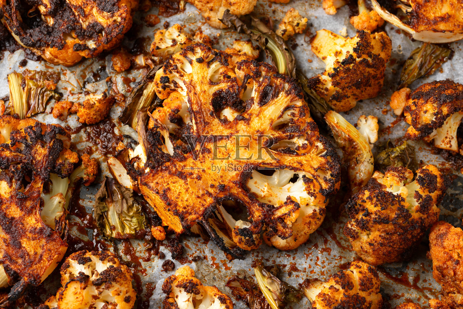 花椰菜牛排配墨西哥辣酱和黄油豆泥照片摄影图片