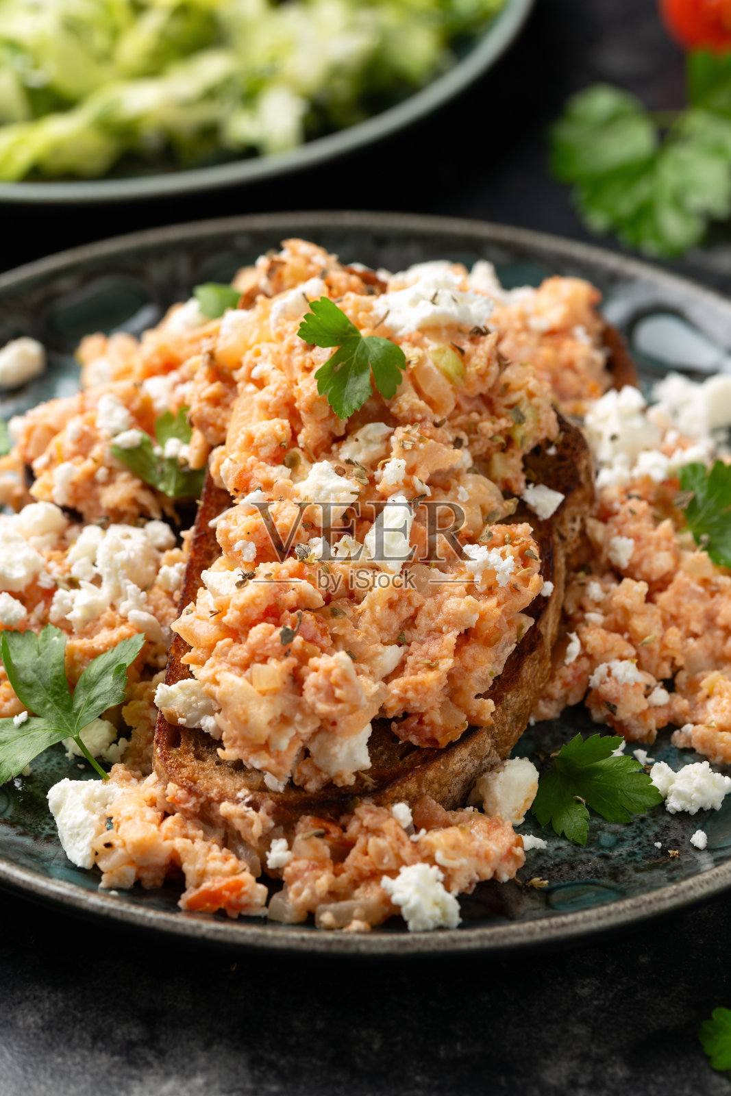 Strapatsada，鸡蛋炒面包，西红柿和羊乳酪。希腊早餐照片摄影图片