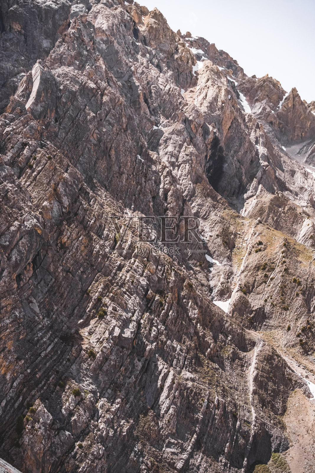 塔吉克斯坦扇山的岩石山纹理，有层次和线条照片摄影图片