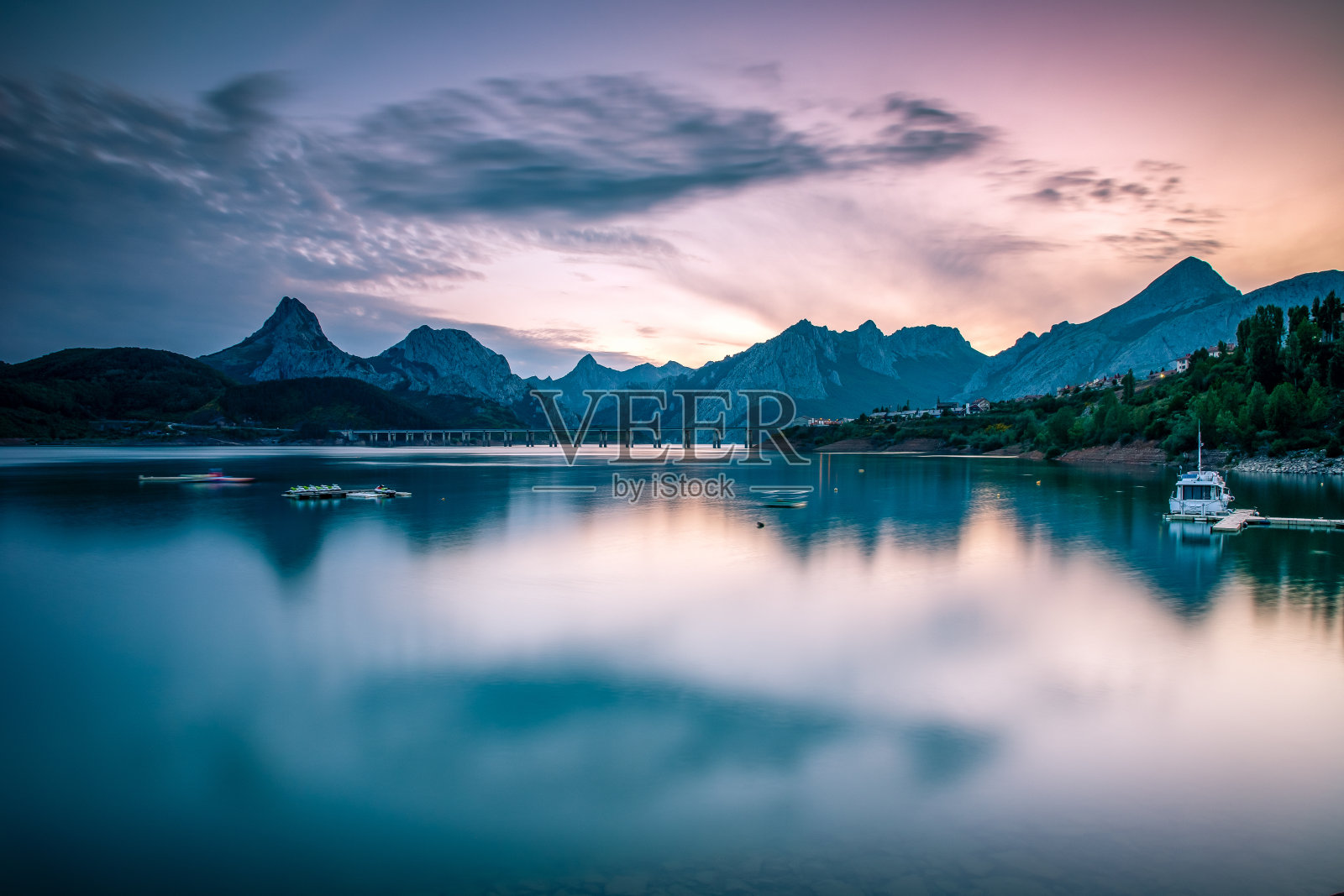 湖Riaño, León, Picos de Europa，西班牙照片摄影图片