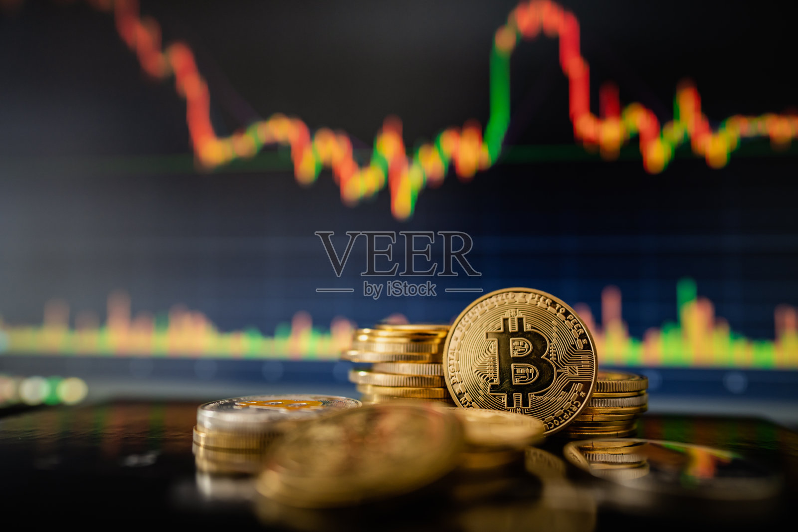 黄金比特币与蜡烛杆图表和数字背景照片摄影图片