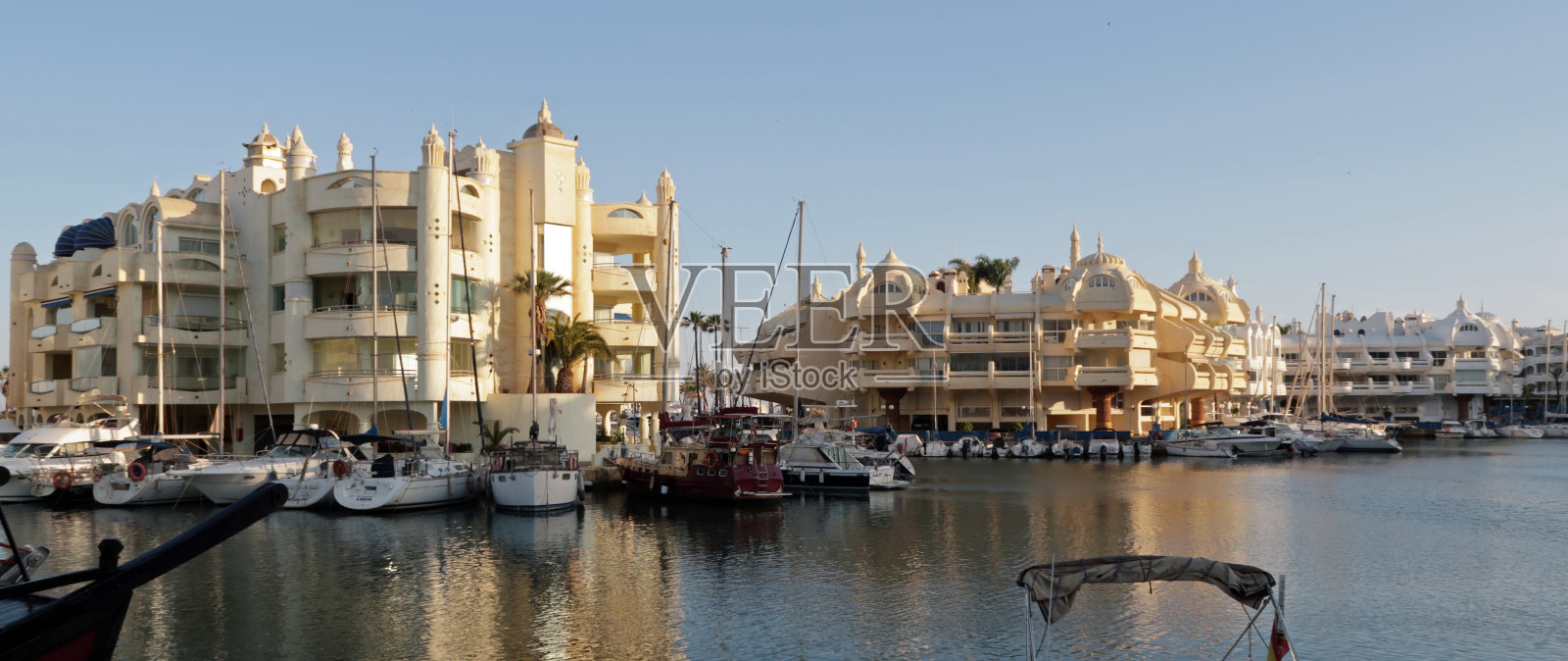 西班牙，Benalmadena和Torremolinos之间的豪华游艇和公寓照片摄影图片