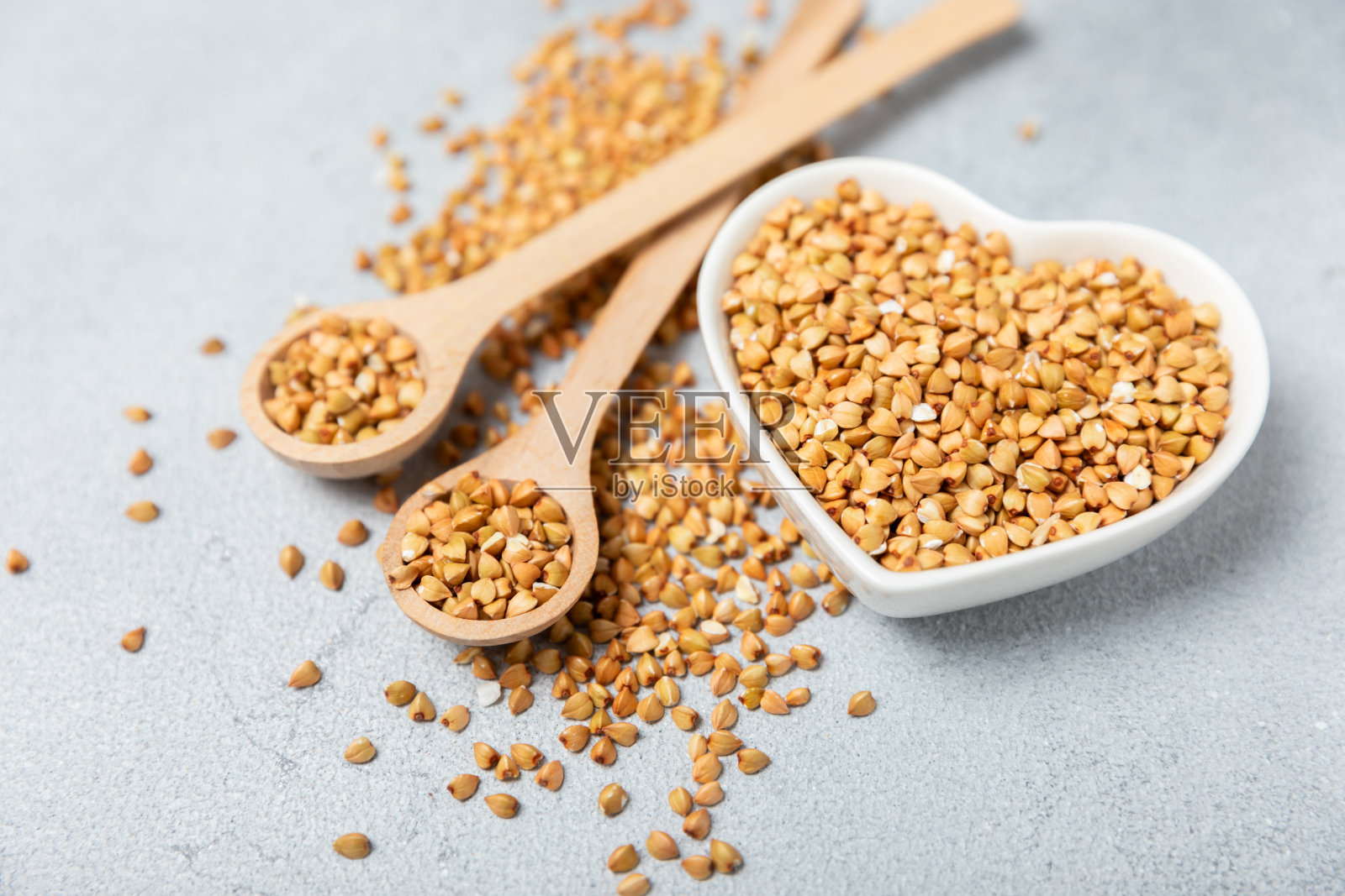 绿色荞麦在餐桌上，超级食物，生荞麦粥。健康素食理念，生态产品，饮食。副本的空间。有机食品。减肥和适当的营养。照片摄影图片