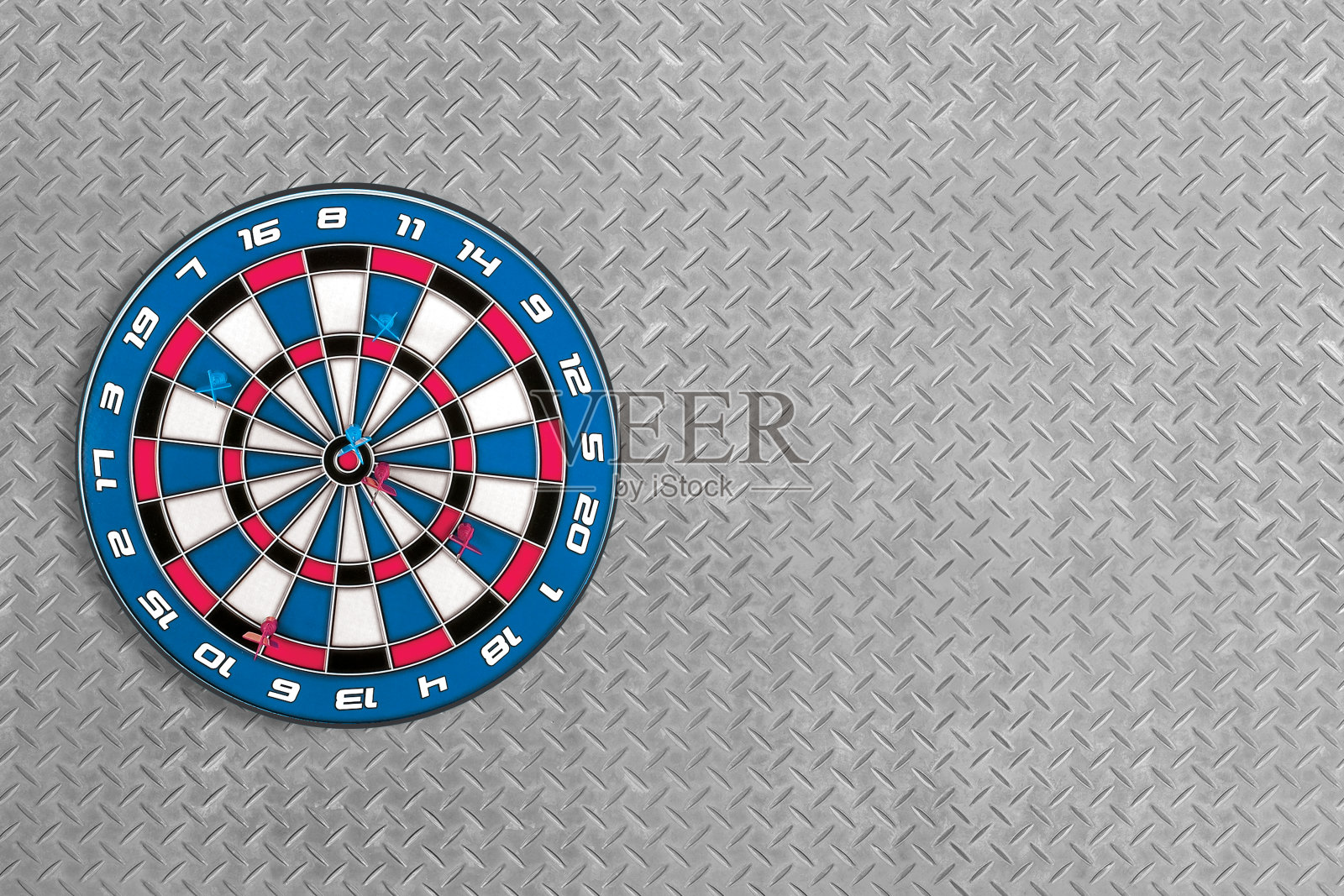 靶镖在平坦的金属背景上照片摄影图片