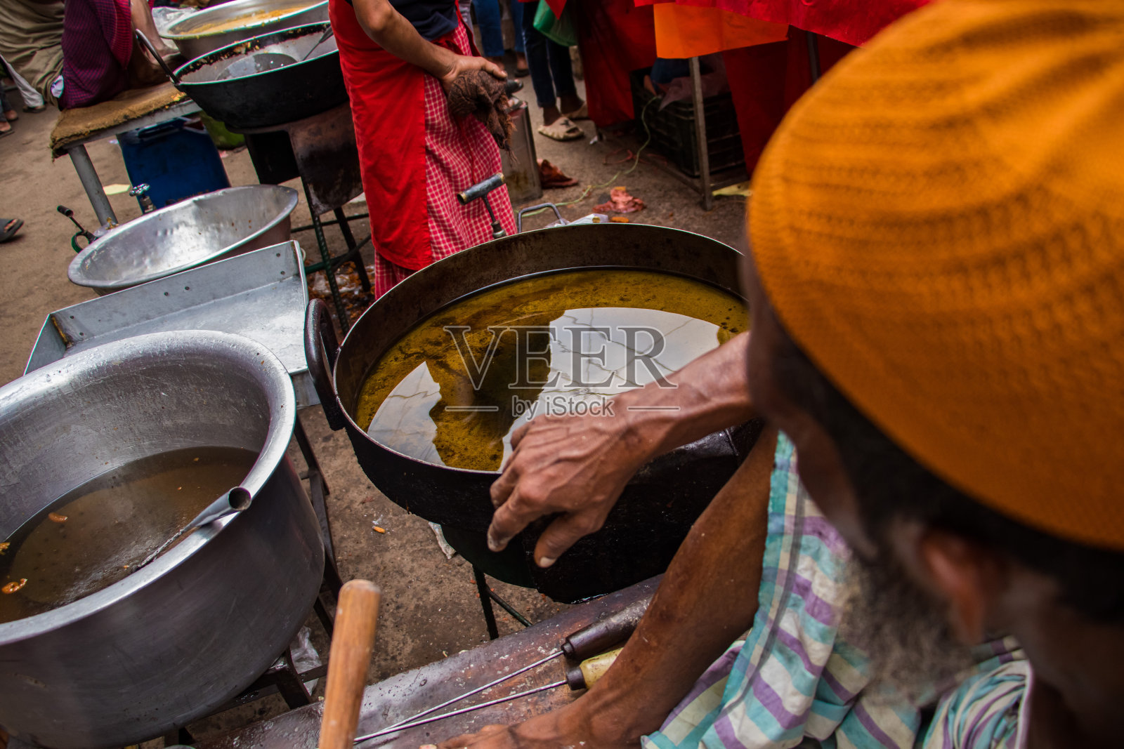 位于达卡老城区的Chak Iftar bazaar在斋月期间充满了活力。照片摄影图片