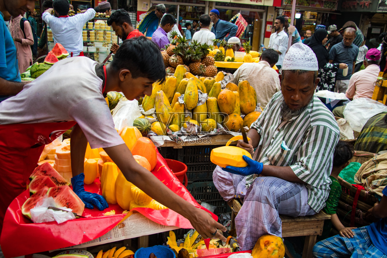 位于达卡老城区的Chak Iftar bazaar在斋月期间充满了活力。照片摄影图片