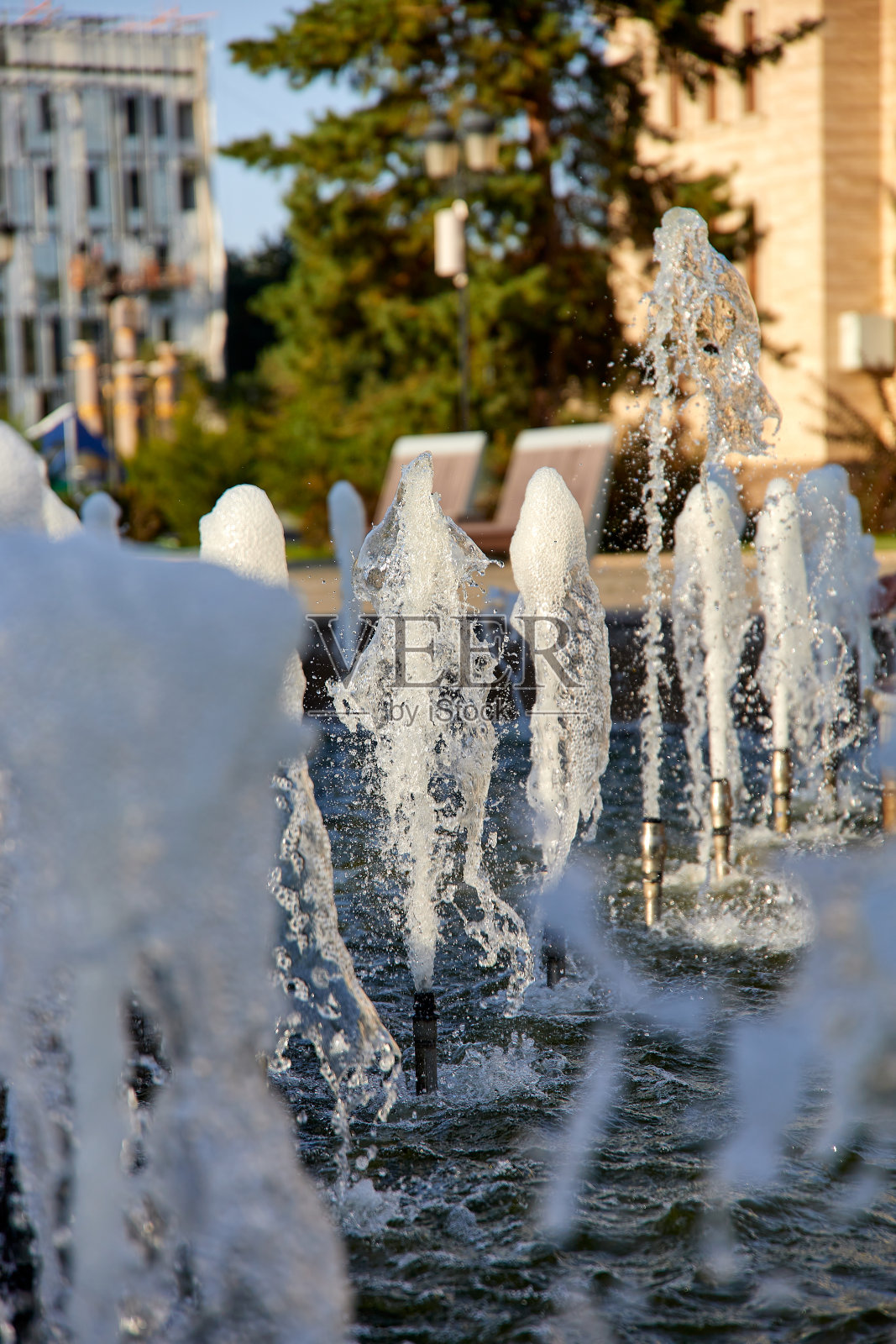 夏日街头喷泉的喷水。照片摄影图片