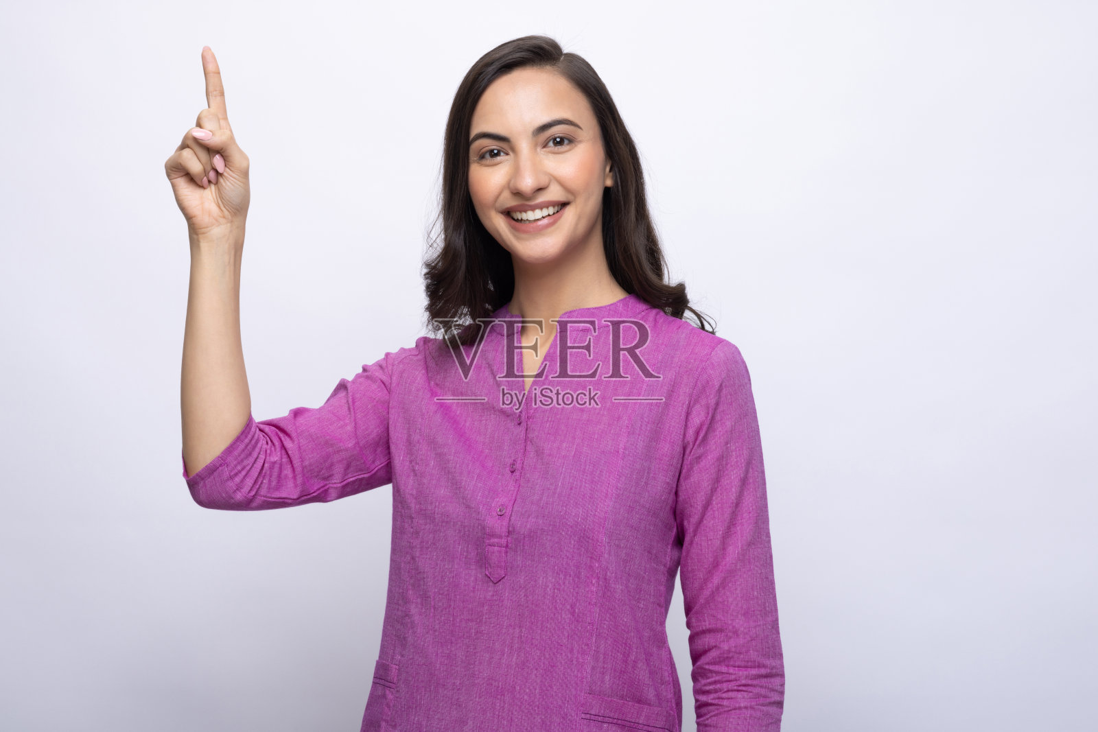 印度年轻女子的肖像穿着休闲kurta白色背景的股票照片照片摄影图片