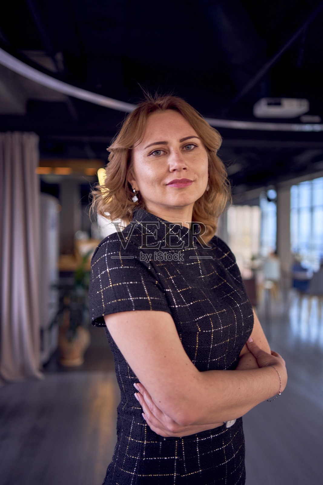 身着商务迷你裙的模特在现代办公空间摆姿势照片摄影图片