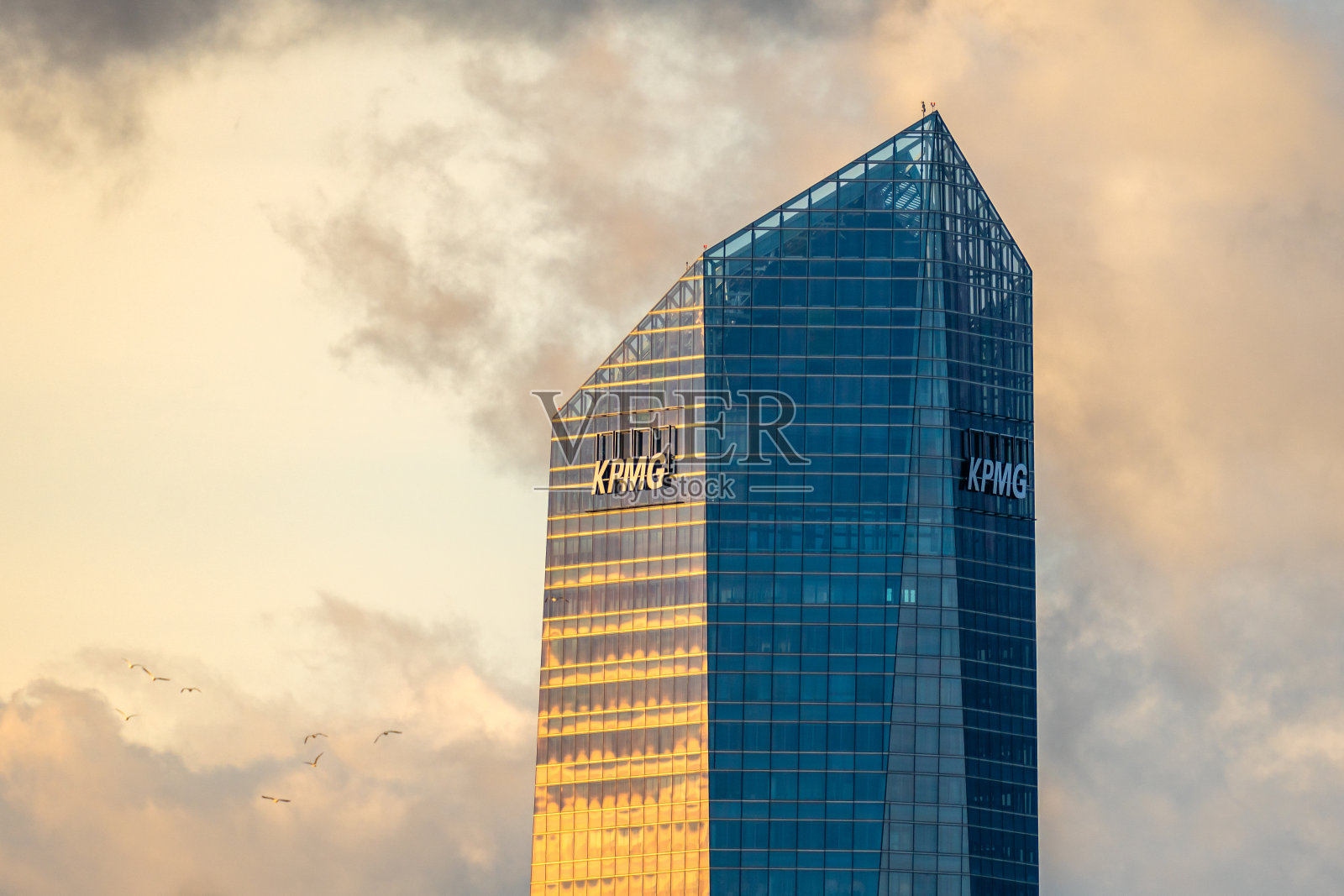 位于马德里Cuatro Torres商业区的KPMG大厦照片摄影图片